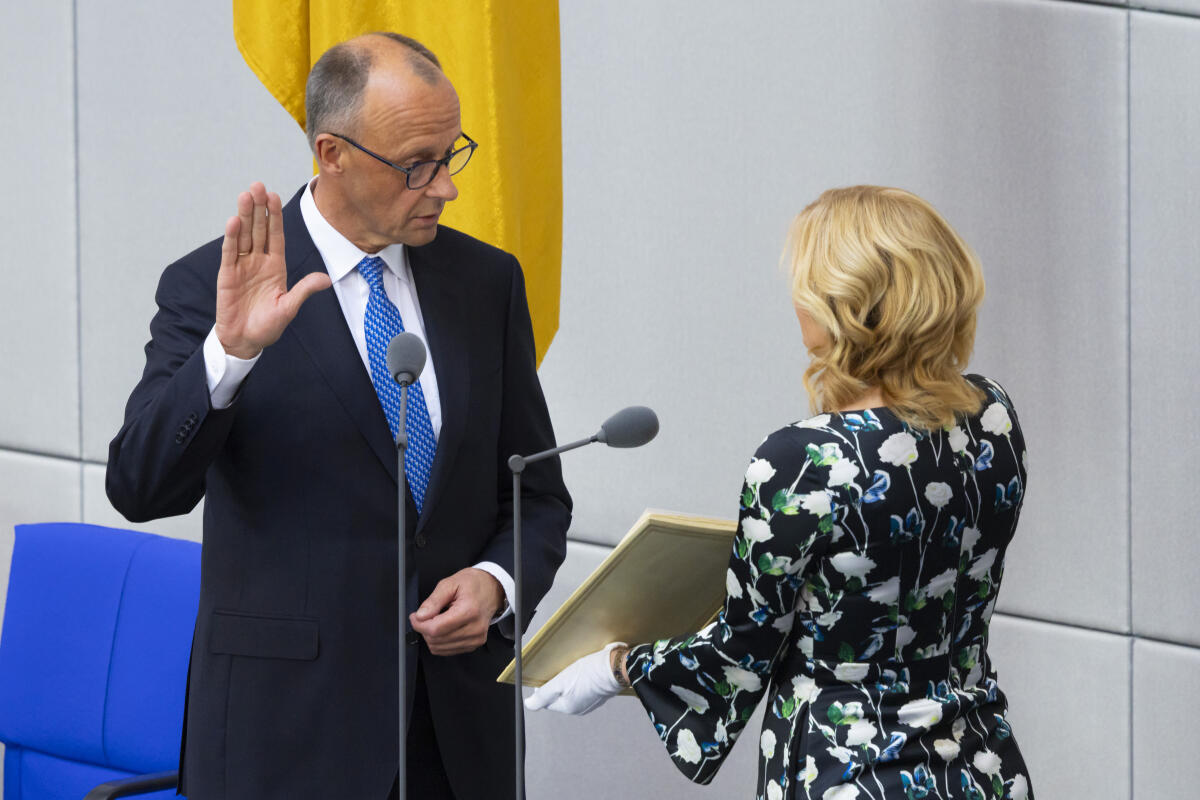 2. Sitzung des 21. Deutschen Bundestages - Kanzlerwahl: Bundeskanzler Friedrich Merz (l), CDU/CSU, MdB, bei seiner Vereidigung zum Bundeskanzler durch Bundestagspräsidentin Julia Klöckner (r), CDU/CSU, MdB. Merz, Friedrich 2. Sitzung des 21. Deutschen Bundestages - Kanzlerwahl: Bundeskanzler Friedrich Merz (l), CDU/CSU, MdB, bei seiner Vereidigung zum Bundeskanzler durch Bundestagspräsidentin Julia Klöckner (r), CDU/CSU, MdB.