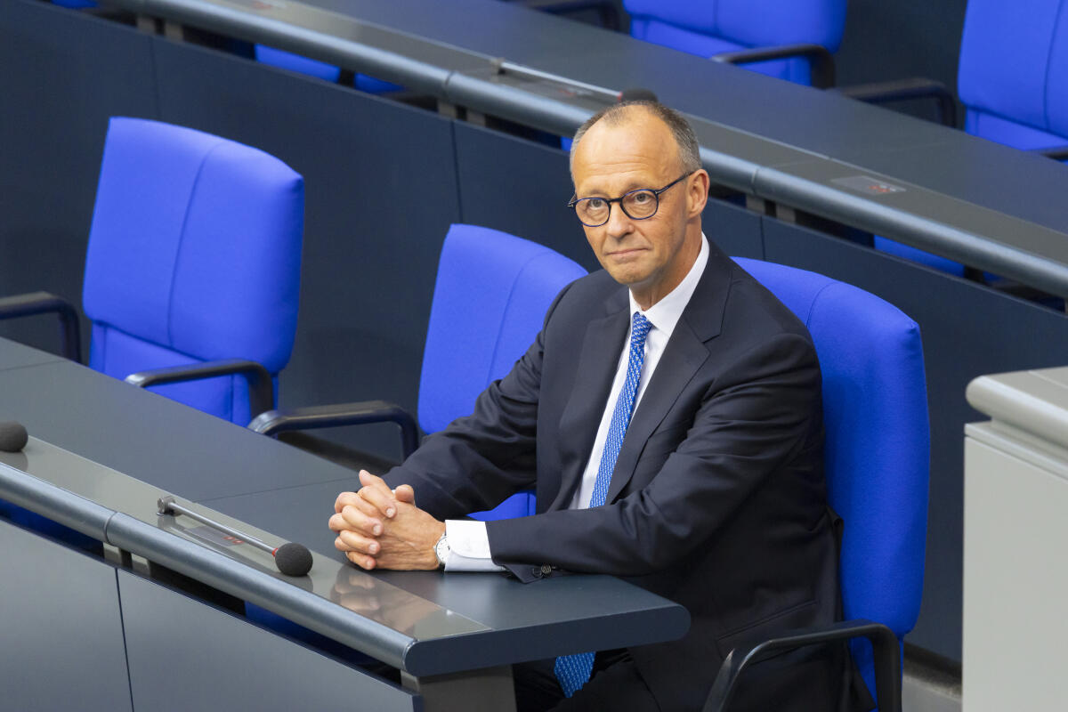 2. Sitzung des 21. Deutschen Bundestages - Kanzlerwahl: Bundeskanzler Friedrich Merz (im Bild), CDU/CSU, MdB, nach seiner Vereidigung zum Bundeskanzler auf dem Platz des Bundeskanzler / der Bundeskanzlerin auf der Regierungsbank. Merz, Friedrich 2. Sitzung des 21. Deutschen Bundestages - Kanzlerwahl: Bundeskanzler Friedrich Merz (im Bild), CDU/CSU, MdB, nach seiner Vereidigung zum Bundeskanzler auf dem Platz des Bundeskanzler / der Bundeskanzlerin auf der Regierungsbank.