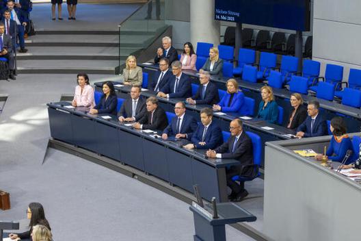 Merz, Friedrich; Klingbeil, Lars; Reiche, Katherina; Wadephul, Johann David; Bär, Dorothee; Dobrindt, Alexander; Hubig, Stephanie; Pistorius, Boris; Warken, Nina; Schnieder, Patrick; Wildberger, Karsten; Schneider, Carsten; Hubertz, Verena; Alabali-Radovan, Reem; Rainer, Alois; Frei, Thorsten; Bas, Bärbel Reichstagsgebäude, Plenarsaal