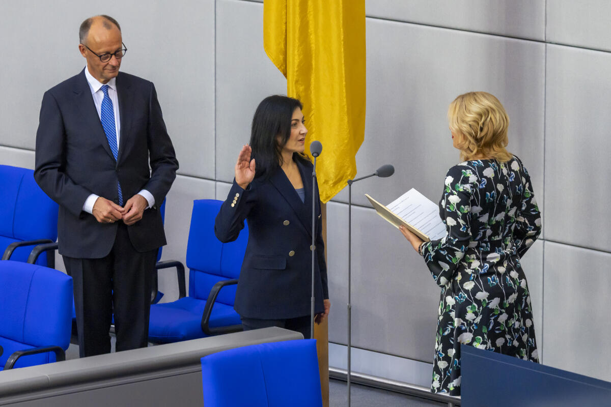 2. Sitzung des 21. Deutschen Bundestages: Bundesministerin für Wirtschaft und Energie Katherina Reiche (m), CDU/CSU, MdB, bei ihrer Vereidigung durch Bundestagspräsidentin Julia Klöckner (r), CDU/CSU, MdB. Merz, Friedrich; Klöckner, Julia; Reiche, Katherina 2. Sitzung des 21. Deutschen Bundestages: Bundesministerin für Wirtschaft und Energie Katherina Reiche (m), CDU/CSU, MdB, bei ihrer Vereidigung durch Bundestagspräsidentin Julia Klöckner (r), CDU/CSU, MdB.