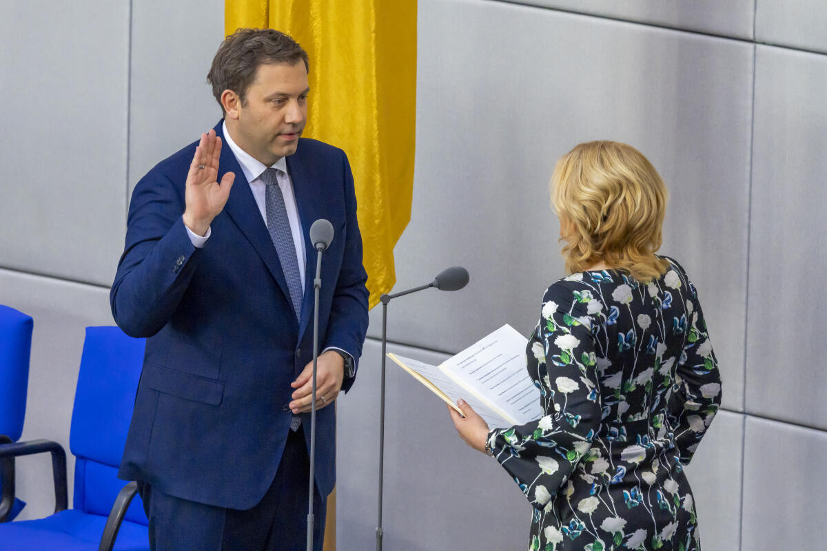 2. Sitzung des 21. Deutschen Bundestages: Vizekanzler und Bundesminister der Finanzen Lars Klingbeil (l), SPD, MdB, bei seiner Vereidigung durch Bundestagspräsidentin Julia Klöckner (r), CDU/CSU, MdB. Klöckner, Julia; Klingbeil, Lars 2. Sitzung des 21. Deutschen Bundestages: Vizekanzler und Bundesminister der Finanzen Lars Klingbeil (l), SPD, MdB, bei seiner Vereidigung durch Bundestagspräsidentin Julia Klöckner (r), CDU/CSU, MdB.