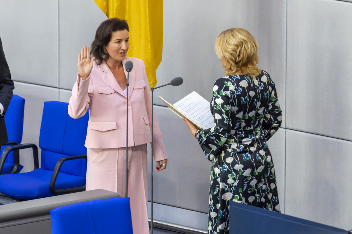 2. Sitzung des 21. Deutschen Bundestages: Bundesministerin für Forschung, Technologie und Raumfahrt Dorothee Bär (l), CDU/CSU, MdB, bei ihrer Vereidigung durch Bundestagspräsidentin Julia Klöckner (r), CDU/CSU, MdB. Klöckner, Julia; Bär, Dorothee 2. Sitzung des 21. Deutschen Bundestages: Bundesministerin für Forschung, Technologie und Raumfahrt Dorothee Bär (l), CDU/CSU, MdB, bei ihrer Vereidigung durch Bundestagspräsidentin Julia Klöckner (r), CDU/CSU, MdB.