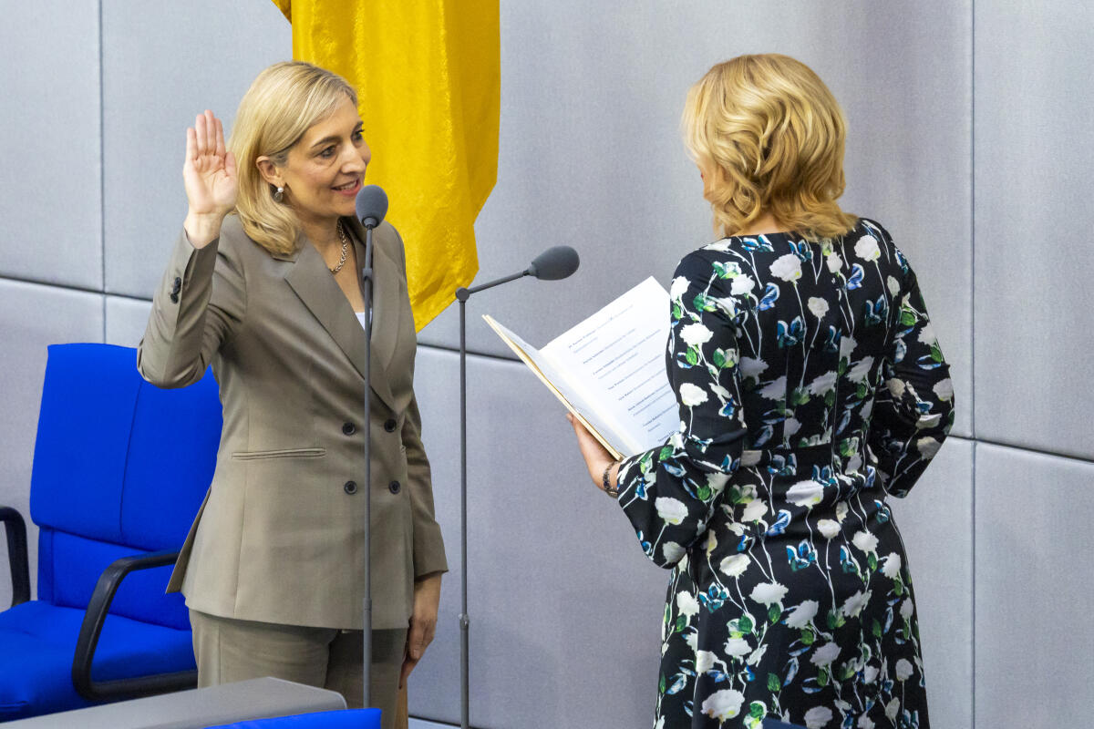 Klöckner, Julia; Warken, Nina 2. Sitzung des 21. Deutschen Bundestages: Bundesministerin für Gesundheit Nina Warken (l), CDU/CSU, MdB, bei ihrer Vereidigung durch Bundestagspräsidentin Julia Klöckner (r), CDU/CSU, MdB.