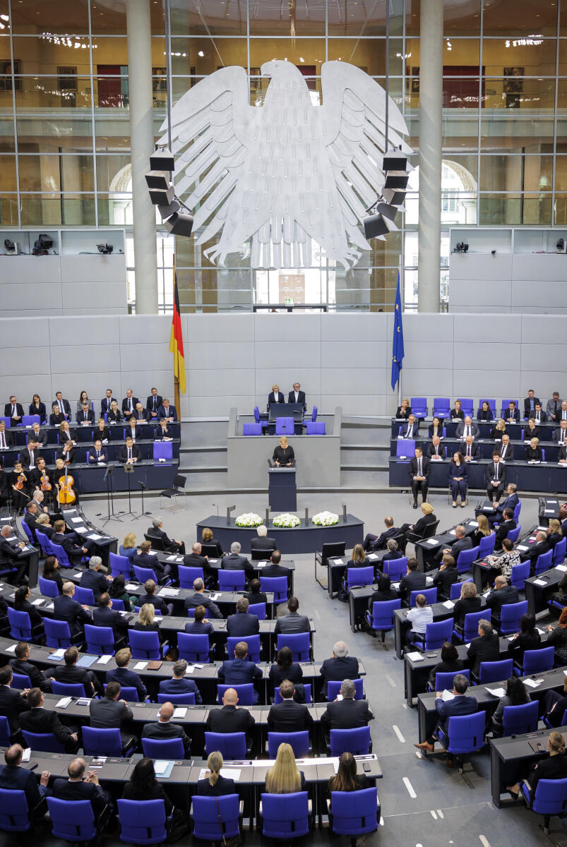 Gedenkstunde zum 80. Jahrestag des Endes des Zweiten Weltkrieges am 8. Mai 2025: Übersicht des Plenarsaals während der Begrüßungsansprache von Bundestagspräsidentin Julia Klöckner, CDU/CSU, MdB. Gedenkstunde zum 80. Jahrestag des Endes des Zweiten Weltkrieges am 8. Mai 2025: Übersicht des Plenarsaals während der Begrüßungsansprache von Bundestagspräsidentin Julia Klöckner, CDU/CSU, MdB.