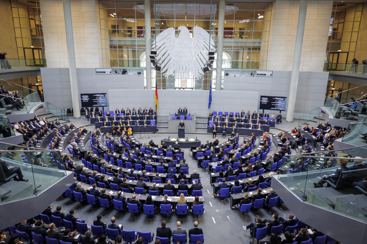  Gedenkstunde zum 80. Jahrestag des Endes des Zweiten Weltkrieges am 8. Mai 2025: Übersicht des Plenarsaals während der Begrüßungsansprache von Bundestagspräsidentin Julia Klöckner, CDU/CSU, MdB.