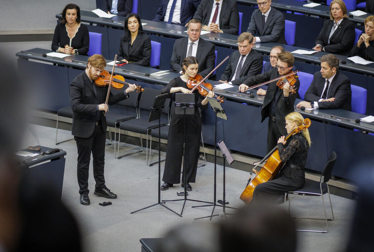 Gedenkstunde zum 80. Jahrestag des Endes des Zweiten Weltkrieges am 8. Mai 2025: Musikalische Darbietung des Oxalis Quartetts aus Mainz. Gedenkstunde zum 80. Jahrestag des Endes des Zweiten Weltkrieges am 8. Mai 2025: Musikalische Darbietung des Oxalis Quartetts aus Mainz.