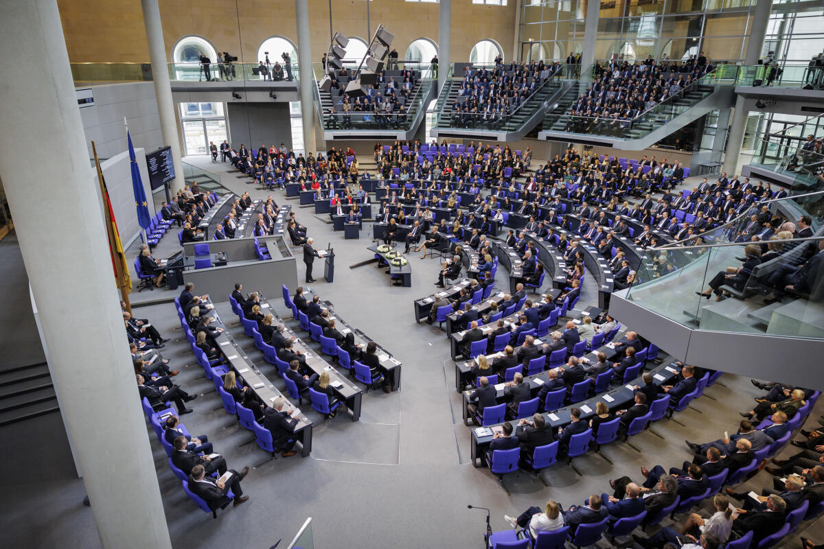 Gedenkstunde zum 80. Jahrestag des Endes des Zweiten Weltkrieges am 8. Mai 2025: Übersicht des Plenarsaals während der Gedenkrede von Bundespräsident Dr. Frank-Walter Steinmeier. Gedenkstunde zum 80. Jahrestag des Endes des Zweiten Weltkrieges am 8. Mai 2025: Übersicht des Plenarsaals während der Gedenkrede von Bundespräsident Dr. Frank-Walter Steinmeier.