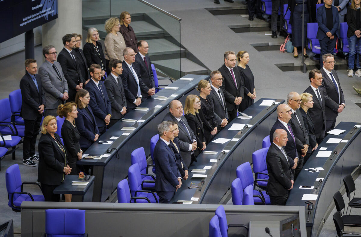 Gedenkstunde zum 80. Jahrestag des Endes des Zweiten Weltkrieges am 8. Mai 2025: Blick auf die stehende Bundesratsbank. Gedenkstunde zum 80. Jahrestag des Endes des Zweiten Weltkrieges am 8. Mai 2025: Blick auf die stehende Bundesratsbank.