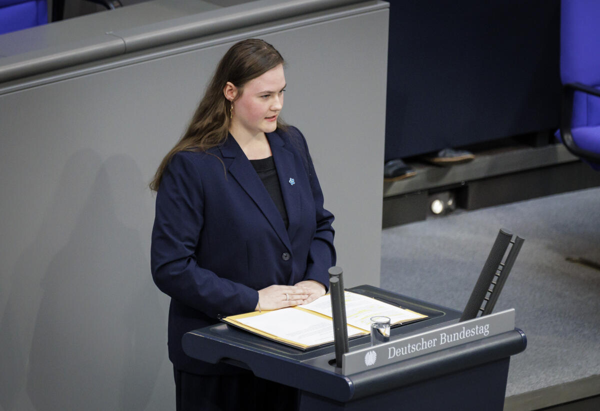 Gedenkstunde zum 80. Jahrestag des Endes des Zweiten Weltkrieges am 8. Mai 2025: Hier die Rezitatorin von Zeitzeugenberichten. Gedenkstunde zum 80. Jahrestag des Endes des Zweiten Weltkrieges am 8. Mai 2025: Hier die Rezitatorin von Zeitzeugenberichten.