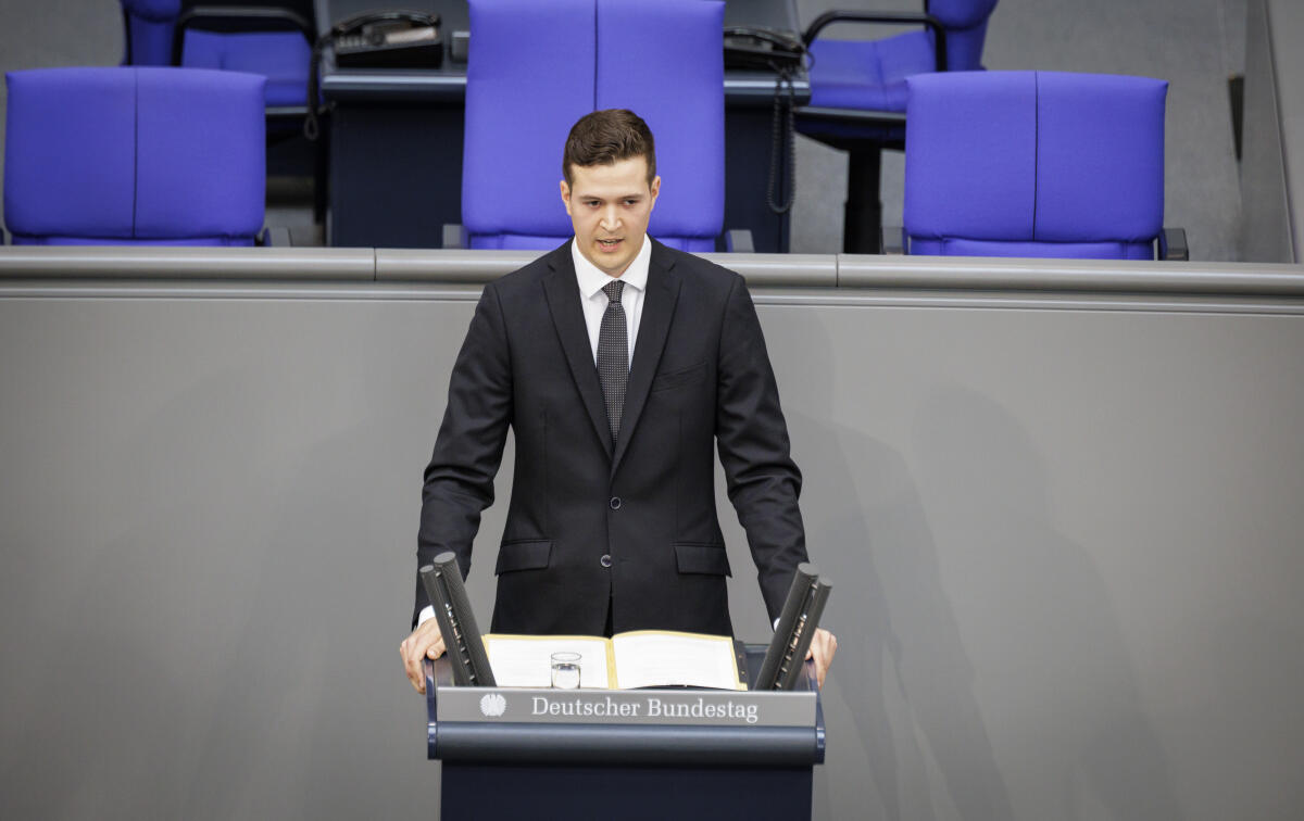 Gedenkstunde zum 80. Jahrestag des Endes des Zweiten Weltkrieges am 8. Mai 2025: Hier einer der Rezitatoren von Zeitzeugenberichten. Gedenkstunde zum 80. Jahrestag des Endes des Zweiten Weltkrieges am 8. Mai 2025: Hier einer der Rezitatoren von Zeitzeugenberichten.