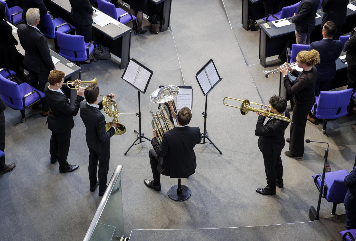 Gedenkstunde zum 80. Jahrestag des Kriegsendes im Deutschen Bundestag: Blick auf das Blechbläserquintett der Universität der Künste Berlin, das die Nationalhymne und Europahymne spielt. Gedenkstunde zum 80. Jahrestag des Kriegsendes im Deutschen Bundestag: Blick auf das Blechbläserquintett der Universität der Künste Berlin, das die Nationalhymne und Europahymne spielt.