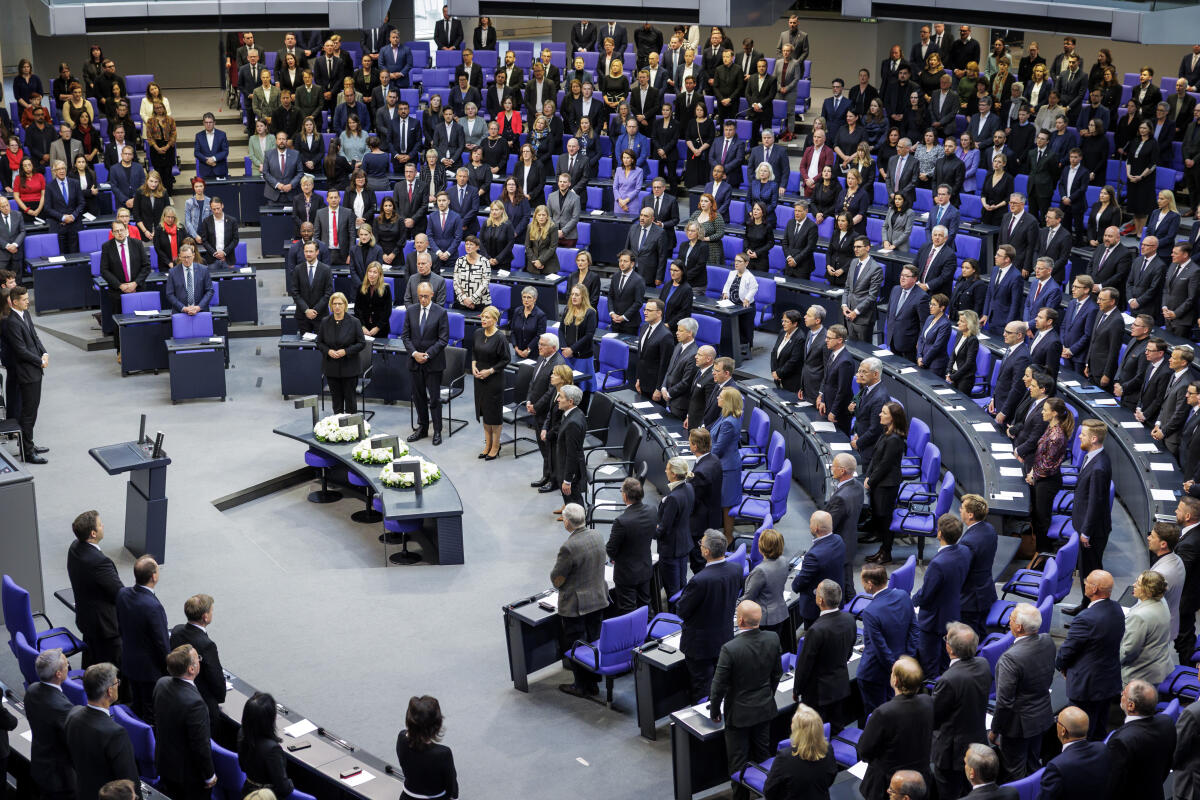Gedenkstunde zum 80. Jahrestag des Endes des Zweiten Weltkrieges am 8. Mai 2025: Blick in das stehende Plenum während die Nationalhymne gespielt wird. Gedenkstunde zum 80. Jahrestag des Endes des Zweiten Weltkrieges am 8. Mai 2025: Blick in das stehende Plenum während die Nationalhymne gespielt wird.
