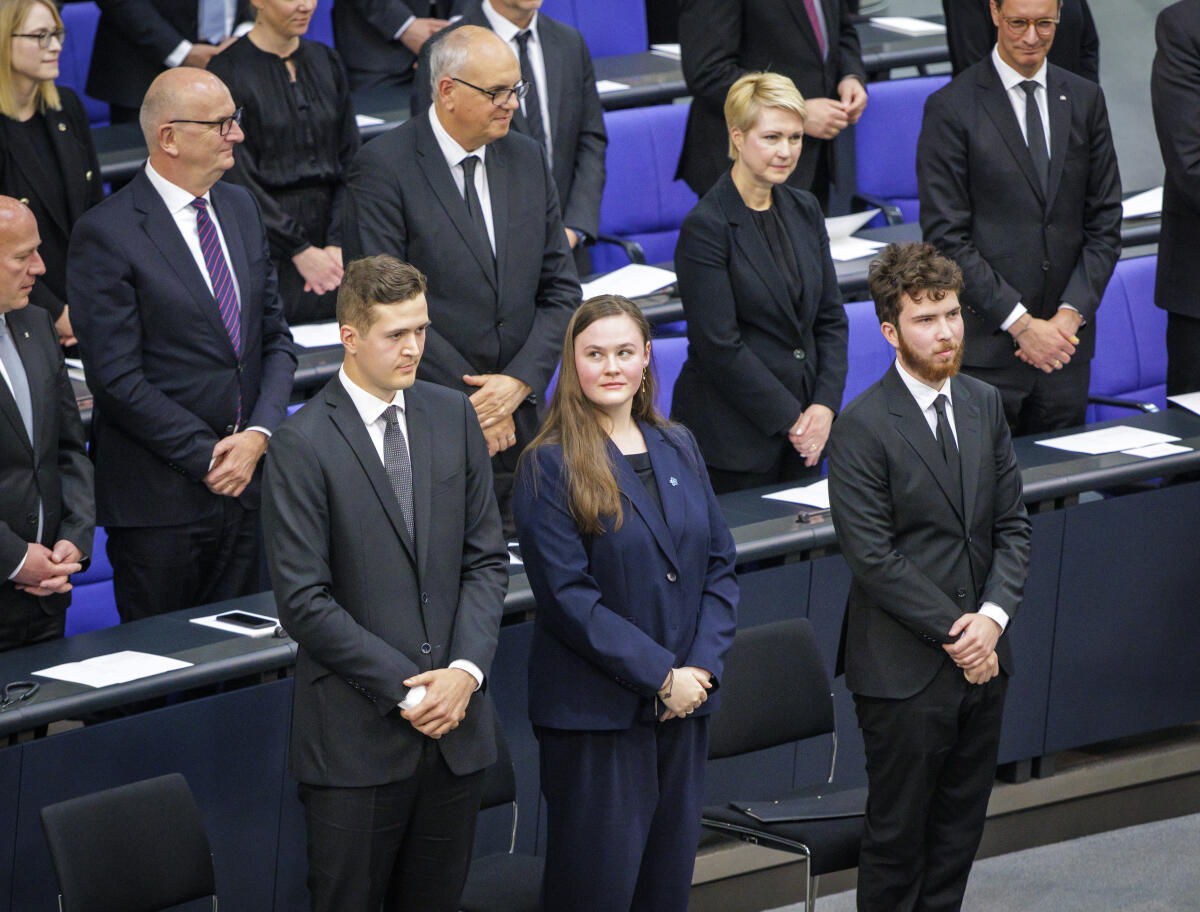 Gedenkstunde zum 80. Jahrestag des Endes des Zweiten Weltkrieges am 8. Mai 2025: Hier vor der Bundesratsbank die Rezitatorin und Rezitatoren von Zeitzeugenberichten. Gedenkstunde zum 80. Jahrestag des Endes des Zweiten Weltkrieges am 8. Mai 2025: Hier vor der Bundesratsbank die Rezitatorin und Rezitatoren von Zeitzeugenberichten.