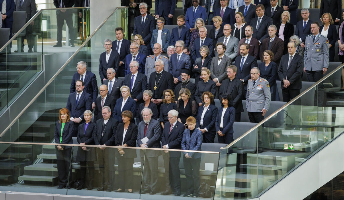 Gedenkstunde zum 80. Jahrestag des Kriegsendes im Deutschen Bundestag: Blick auf eine der Tribünen. Pau, Petra; Thierse, Wolfgang; Schmidt, Ulla; Schuster, Josef Gedenkstunde zum 80. Jahrestag des Kriegsendes im Deutschen Bundestag: Blick auf eine der Tribünen.