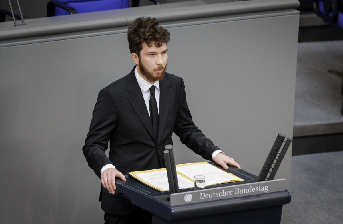 Gedenkstunde zum 80. Jahrestag des Endes des Zweiten Weltkrieges am 8. Mai 2025: Hier einer der Rezitatoren von Zeitzeugenberichten. Gedenkstunde zum 80. Jahrestag des Endes des Zweiten Weltkrieges am 8. Mai 2025: Hier einer der Rezitatoren von Zeitzeugenberichten.