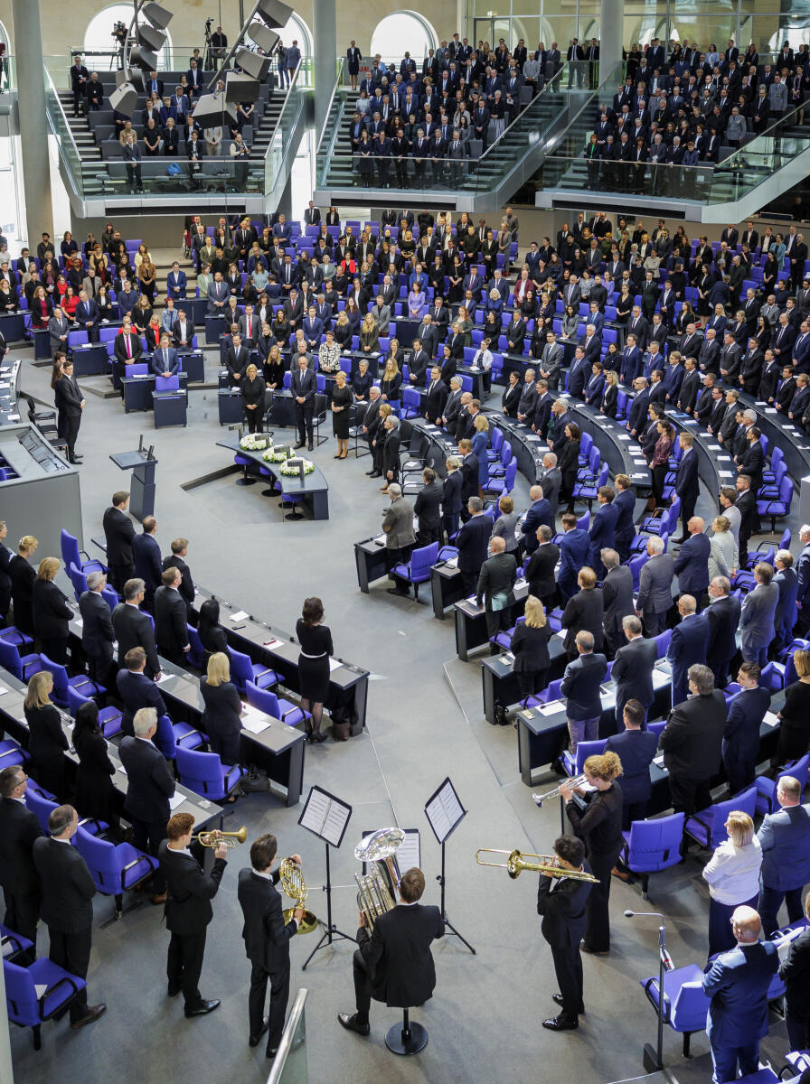 Gedenkstunde zum 80. Jahrestag des Kriegsendes im Deutschen Bundestag: Blick in das stehende Plenum während ein Blechbläserquintett der Universität der Künste Berlin (unten) die Nationalhymne und Europahymne spielt. Gedenkstunde zum 80. Jahrestag des Kriegsendes im Deutschen Bundestag: Blick in das stehende Plenum während ein Blechbläserquintett der Universität der Künste Berlin (unten) die Nationalhymne und Europahymne spielt.