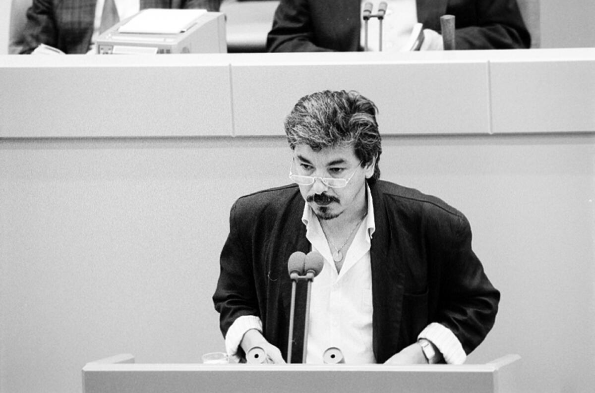 Bundestagsabgeordneter German Meneses Vogl, MdB, Bündnis 90/Die Grünen, bei einer Rede während der 151. Plenarsitzung der 11. Wahlperiode zur "Aktuelle Stunde betreffend Haltung der Bundesregierung zum Besuchsverkehr zwischen Berlin-West und Berlin-Ost sowie der DDR" Meneses, German Bundestagsabgeordneter German Meneses Vogl, MdB, Bündnis 90/Die Grünen, bei einer Rede während der 151. Plenarsitzung der 11. Wahlperiode zur "Aktuelle Stunde betreffend Haltung der Bundesregierung zum Besuchsverkehr zwischen Berlin-West und Berlin-Ost sowie der DDR"