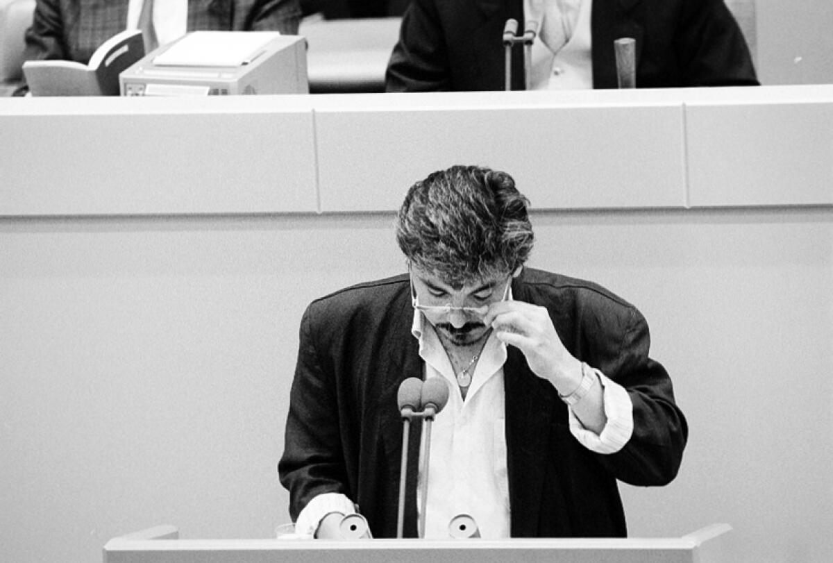 Meneses, German Bundestagsabgeordneter German Meneses Vogl, MdB, Bündnis 90/Die Grünen, bei einer Rede während der 151. Plenarsitzung der 11. Wahlperiode zur "Aktuelle Stunde betreffend Haltung der Bundesregierung zum Besuchsverkehr zwischen Berlin-West und Berlin-Ost sowie der DDR" 