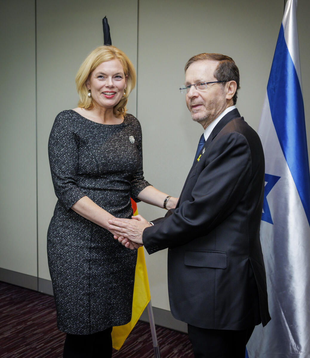 Bundestagspräsidentin Julia Klöckner (l), CDU/CSU, MdB, trifft den Staatspräsidenten des Staates Israel, Isaac Herzog (r). Klöckner, Julia Bundestagspräsidentin Julia Klöckner (l), CDU/CSU, MdB, trifft den Staatspräsidenten des Staates Israel, Isaac Herzog (r).