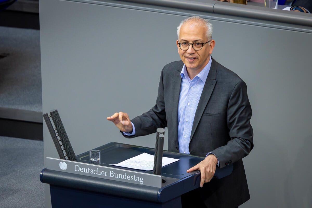 Tarek Al-Wazir, Bündnis 90/Die Grünen, MdB, hält eine Rede in der 4. Sitzung des Deutschen Bundestages zum TOP "Verkehr". Al-Wazir, Tarek Tarek Al-Wazir, Bündnis 90/Die Grünen, MdB, hält eine Rede in der 4. Sitzung des Deutschen Bundestages zum TOP "Verkehr".