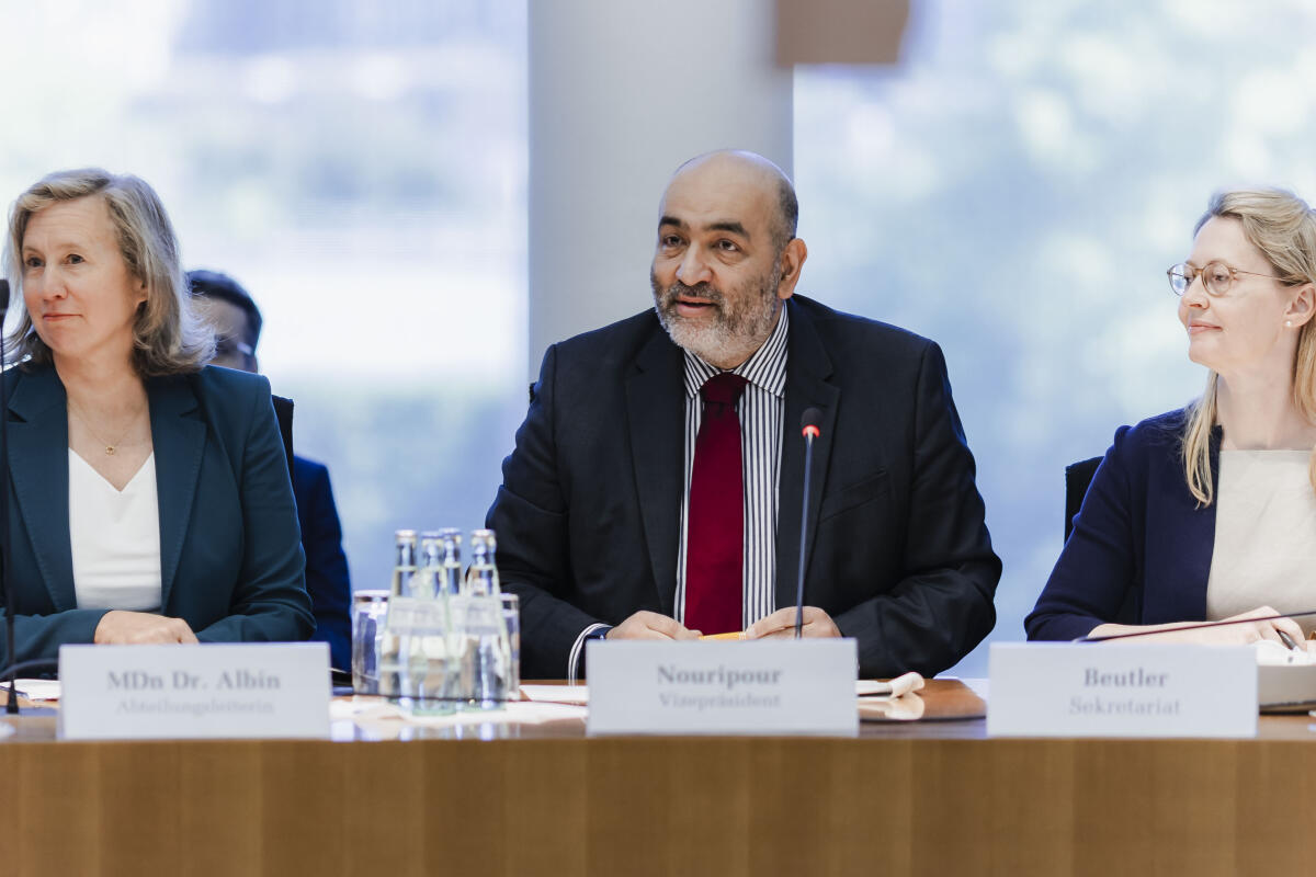 Konstituierung der Ausschüsse: Wahl des Verteidigungsausschusses mit Bundestagsvizepräsident Omid Nouripour (Bündnis 90/Grünen) (mittig). Nouripour, Omid Konstituierung der Ausschüsse: Wahl des Verteidigungsausschusses mit Bundestagsvizepräsident Omid Nouripour (Bündnis 90/Grünen) (mittig).