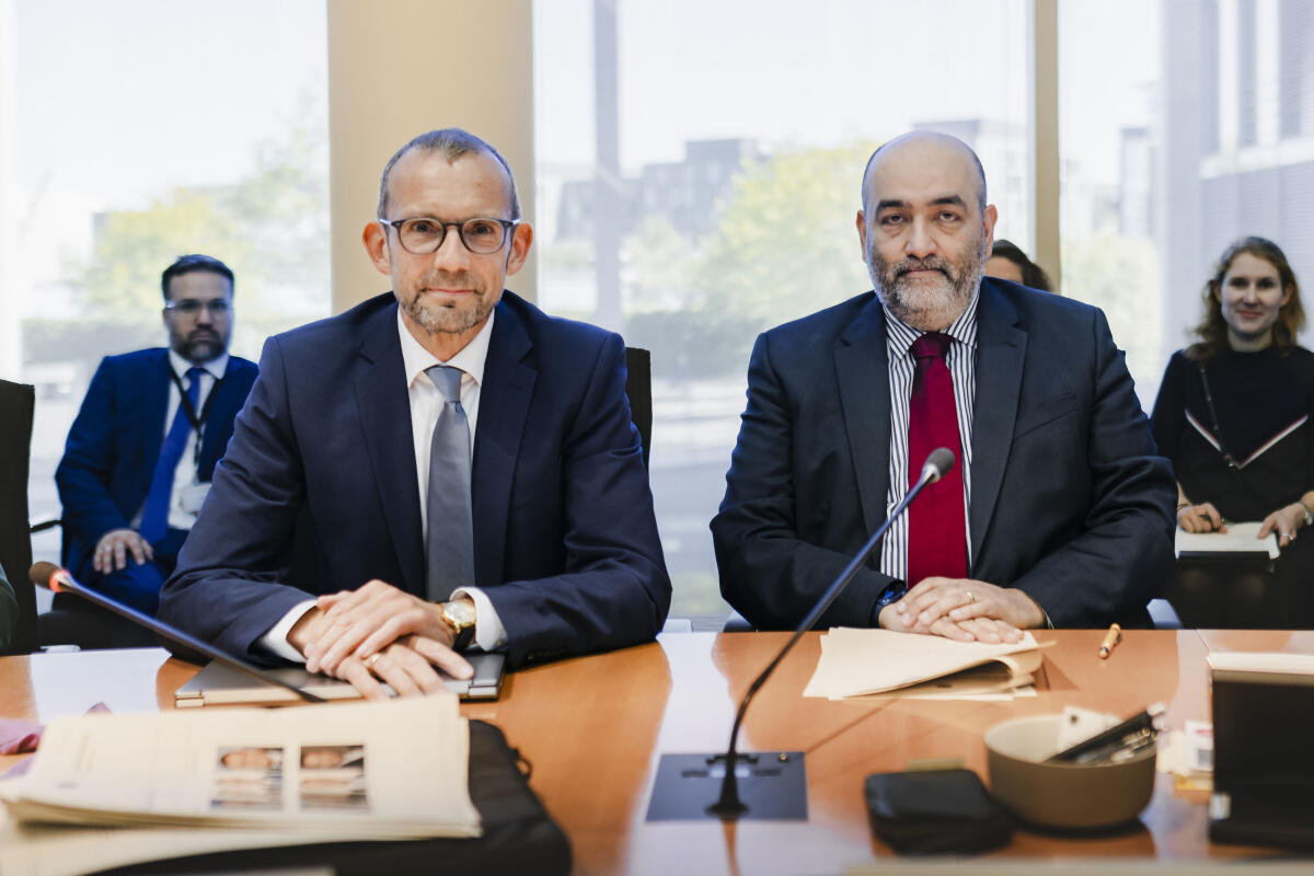 Konstituierung der Ausschüsse: Verteidigungsausschuss. Bundestagsvizepräsident Omid Nouripour (Bündnis 90/Grünen)(rechts) mit dem neuen Ausschussvorsitzenden Thomas Röwekamp (CDU)(links). Nouripour, Omid; Röwekamp, Thomas Konstituierung der Ausschüsse: Verteidigungsausschuss. Bundestagsvizepräsident Omid Nouripour (Bündnis 90/Grünen)(rechts) mit dem neuen Ausschussvorsitzenden Thomas Röwekamp (CDU)(links).