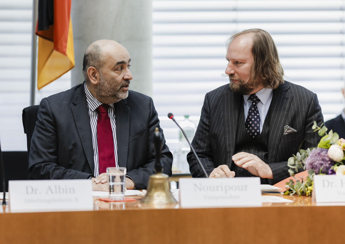 Konstituierung der Ausschüsse: Ausschuss für die Angelegenheiten der Europäischen Union. Bundestagsvizepräsident Omid Nouripour (Bündnis 90/Grünen)(1.vl.) mit dem Ausschussvorsitzenden Anton Hofreiter, MdB (Bündnis 90/Grünen)(1.vr.) Nouripour, Omid; Hofreiter, Anton Konstituierung der Ausschüsse: Ausschuss für die Angelegenheiten der Europäischen Union. Bundestagsvizepräsident Omid Nouripour (Bündnis 90/Grünen)(1.vl.) mit dem Ausschussvorsitzenden Anton Hofreiter, MdB (Bündnis 90/Grünen)(1.vr.)