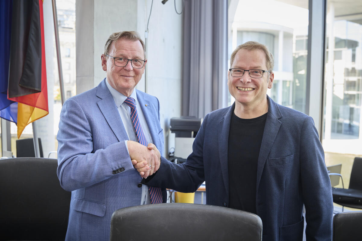 Bundestagsvizepräsident Bodo Ramelow, Die Linke, MdB gratuliert dem neuen Vorsitzdenen Lorenz Gösta Beutien, Die Linke, MdB. Konstituierende Sitzung des Ausschuss für Umwelt, Klimaschutz, Naturschutz und nukleare Sicherheit. Ramelow, Bodo; Beutin, Lorenz Gösta Bundestagsvizepräsident Bodo Ramelow, Die Linke, MdB gratuliert dem neuen Vorsitzdenen Lorenz Gösta Beutien, Die Linke, MdB. Konstituierende Sitzung des Ausschuss für Umwelt, Klimaschutz, Naturschutz und nukleare Sicherheit.