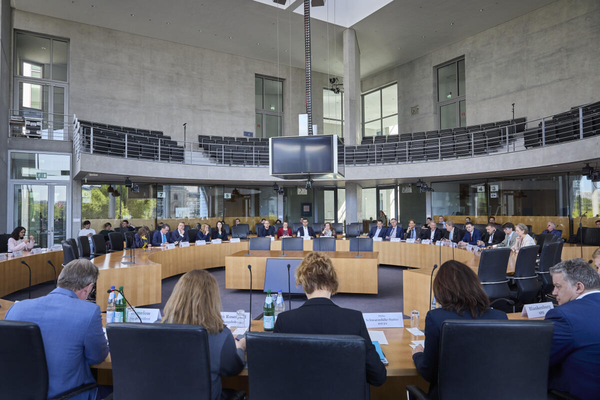 Konstituierende Sitzung des Ausschuss für Umwelt, Klimaschutz, Naturschutz und nukleare Sicherheit. Blick in den Sitzungssaal. Konstituierende Sitzung des Ausschuss für Umwelt, Klimaschutz, Naturschutz und nukleare Sicherheit. Blick in den Sitzungssaal.