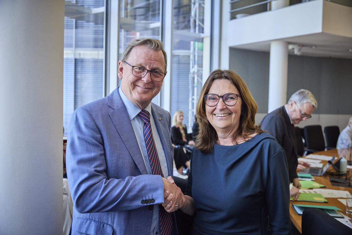 Bundestagsvizepräsident Bodo Ramelow, Die Linke, MdB gratuliert der neuen Vorsitzenden Mechthild Heil, CDU/CSU, MdB. Konstituierende Sitzung des Ausschuss für Menschenrechte und humanitäre Hilfe. Ramelow, Bodo; Heil, Mechthild Bundestagsvizepräsident Bodo Ramelow, Die Linke, MdB gratuliert der neuen Vorsitzenden Mechthild Heil, CDU/CSU, MdB. Konstituierende Sitzung des Ausschuss für Menschenrechte und humanitäre Hilfe.