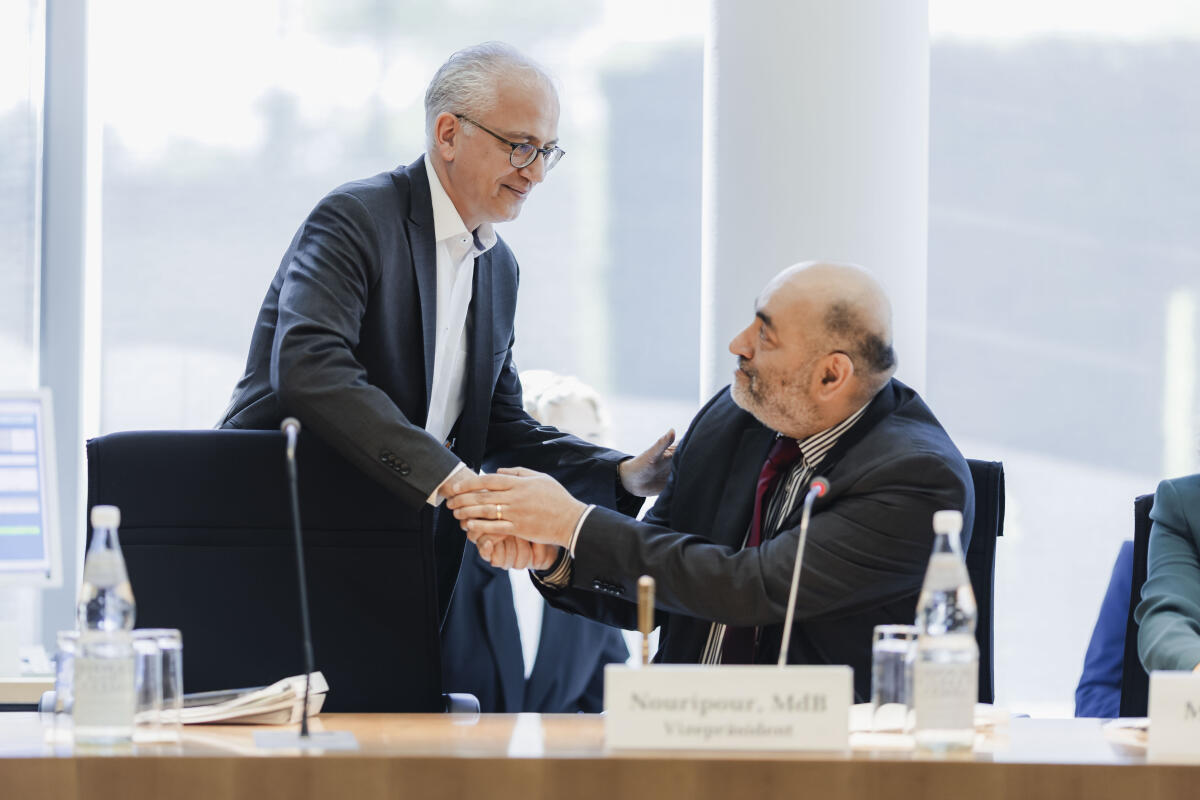 Nouripour, Omid; Al-Wazir, Tarek Konstituierung der Ausschüsse: Verkehrsausschuss. Der neue Vorsitzende Tarek Al-Wazir, MdB (Bündnis 90/Grünen) empfängt Glückwünsche des Bundestagsvizepräsidenten Omid Nouripour, MdB (Bündnis 90/Grünen).