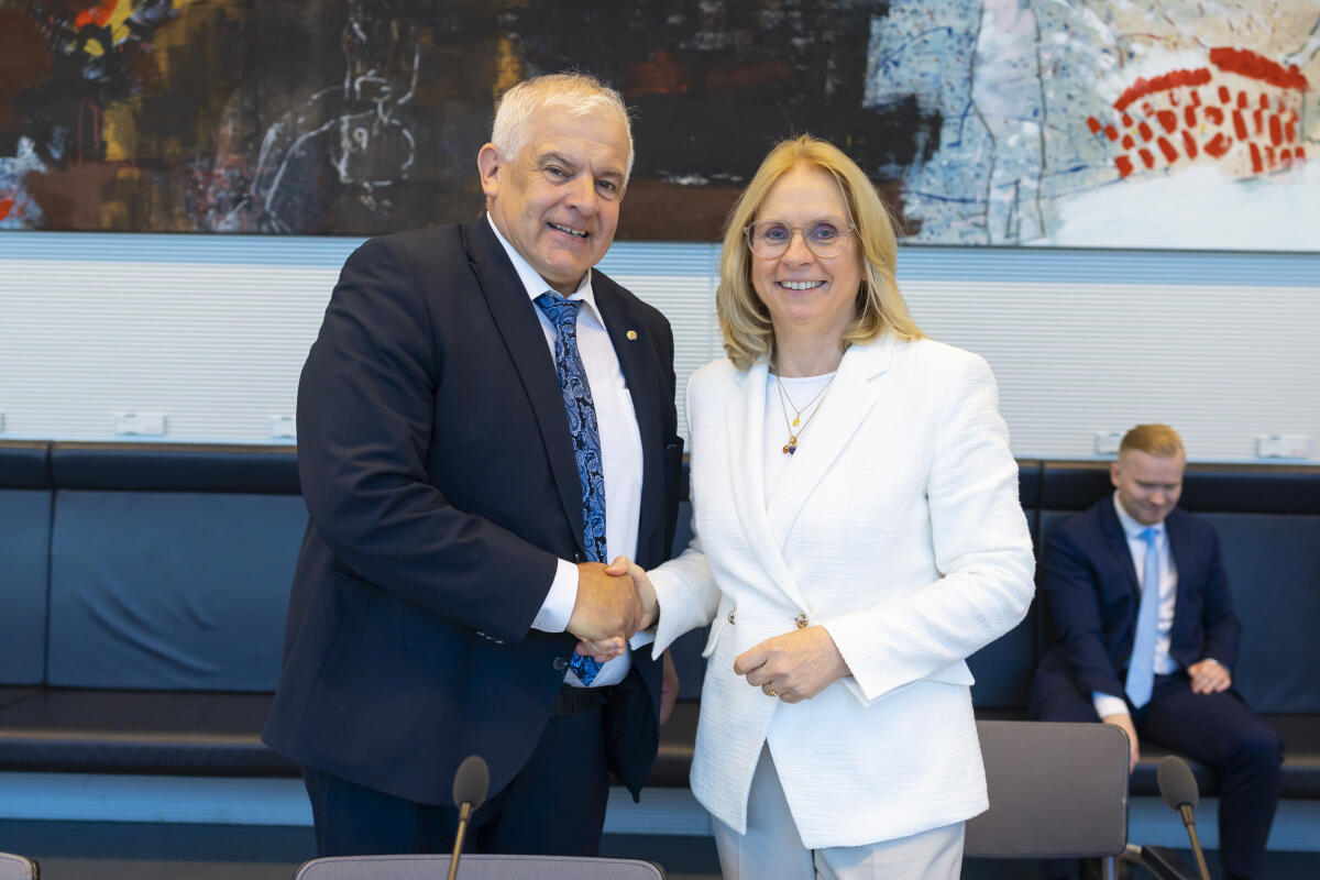 Konstituierende Sitzung des Ausschusses für Landwirtschaft, Ernährung und Heimat, Andrea Lindholz, MdB, CDU/CSU Vizepräsidentin des Bundestages mit dem neuen Ausschussvorsitzenden Hermann Färber, MdB, CDU/CSU. Lindholz, Andrea; Färber, Hermann Konstituierende Sitzung des Ausschusses für Landwirtschaft, Ernährung und Heimat, Andrea Lindholz, MdB, CDU/CSU Vizepräsidentin des Bundestages mit dem neuen Ausschussvorsitzenden Hermann Färber, MdB, CDU/CSU.