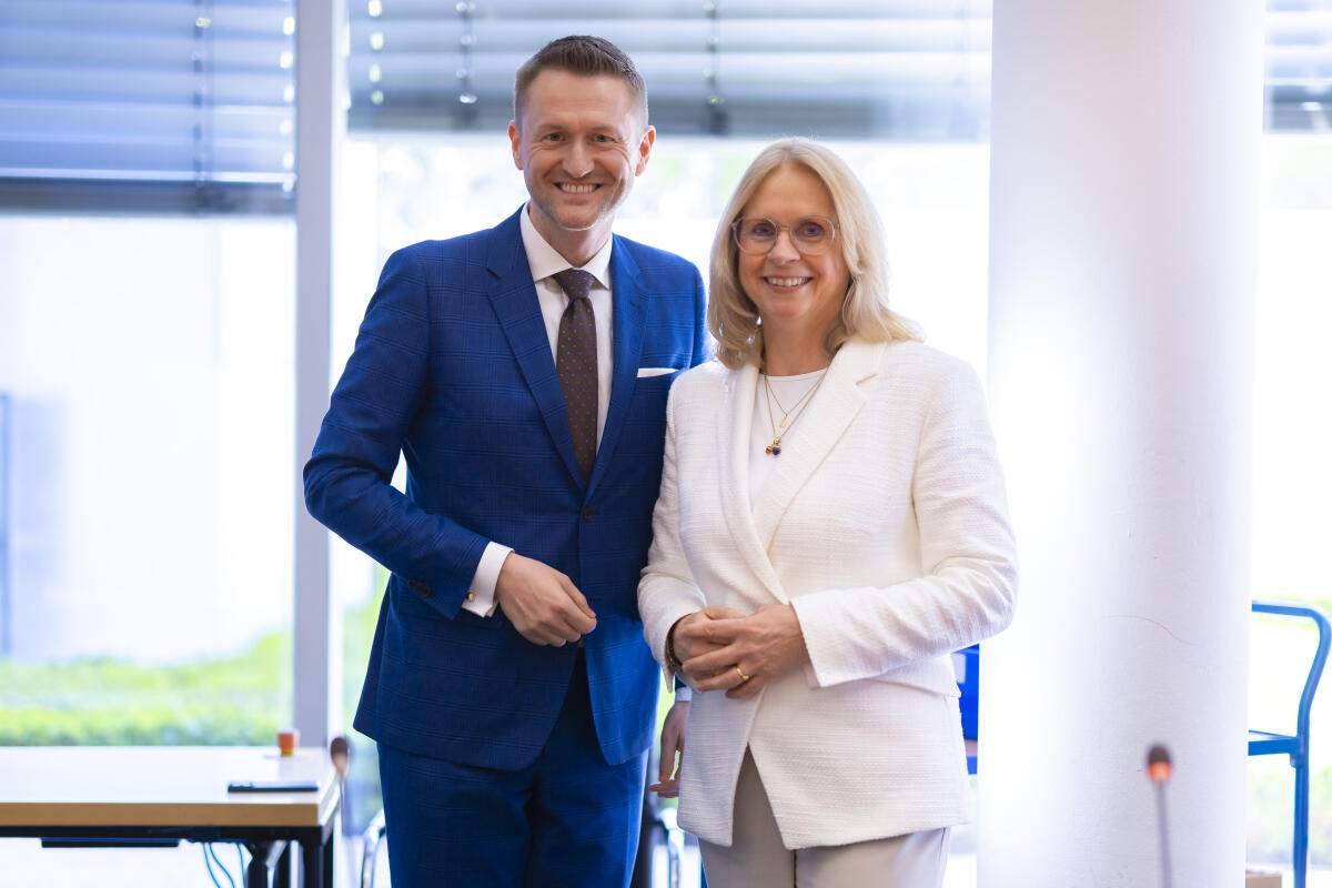 Konstituierende Sitzung des Ausschusses für wirtschaftliche Zusammenarbeit und Entwicklung, Andrea Lindholz, MdB, CDU/CSU Vizepräsidentin des Bundestages, mit dem Ausschussvorsitzenden Wolfgang Stefinger, MdB, (CDU/CSU). Lindholz, Andrea; Stefinger, Wolfgang Konstituierende Sitzung des Ausschusses für wirtschaftliche Zusammenarbeit und Entwicklung, Andrea Lindholz, MdB, CDU/CSU Vizepräsidentin des Bundestages, mit dem Ausschussvorsitzenden Wolfgang Stefinger, MdB, (CDU/CSU).