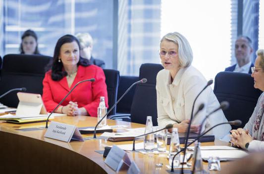 Karliczek, Anja; Connemann, Gitta Paul-Löbe-Haus, Sitzungssaal