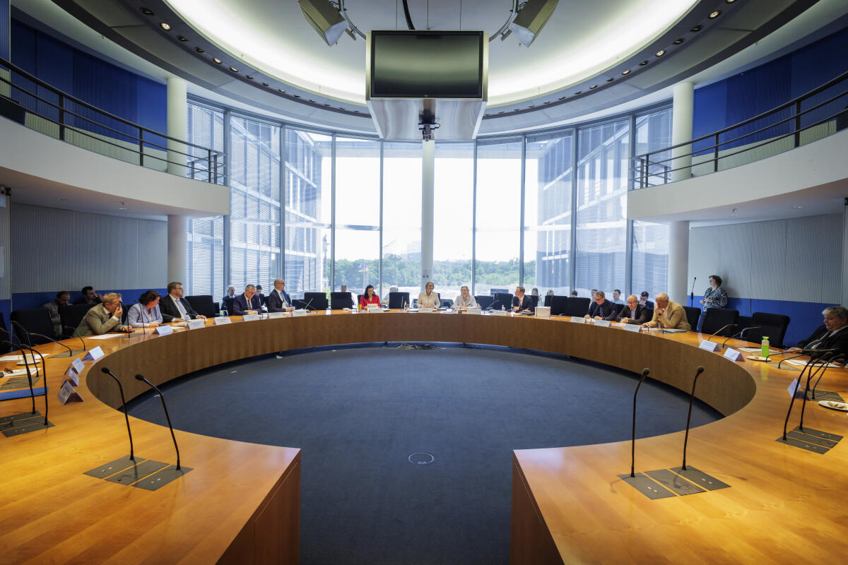 Konstituierende Sitzung: Ausschuss für Tourismus. Blick in den Ausschusssaal. Konstituierende Sitzung: Ausschuss für Tourismus. Blick in den Ausschusssaal.