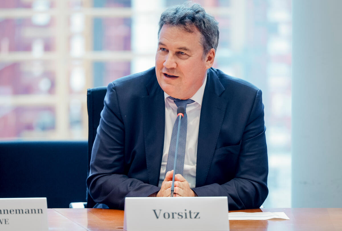 Konstituierung des Ausschusses für Wirtschaft und Energie des Deutschen Bundestages durch Bundestagspräsidentin Julia Klöckner, CDU/CSU. Stetten, Christian Freiherr von Konstituierung des Ausschusses für Wirtschaft und Energie des Deutschen Bundestages durch Bundestagspräsidentin Julia Klöckner, CDU/CSU.