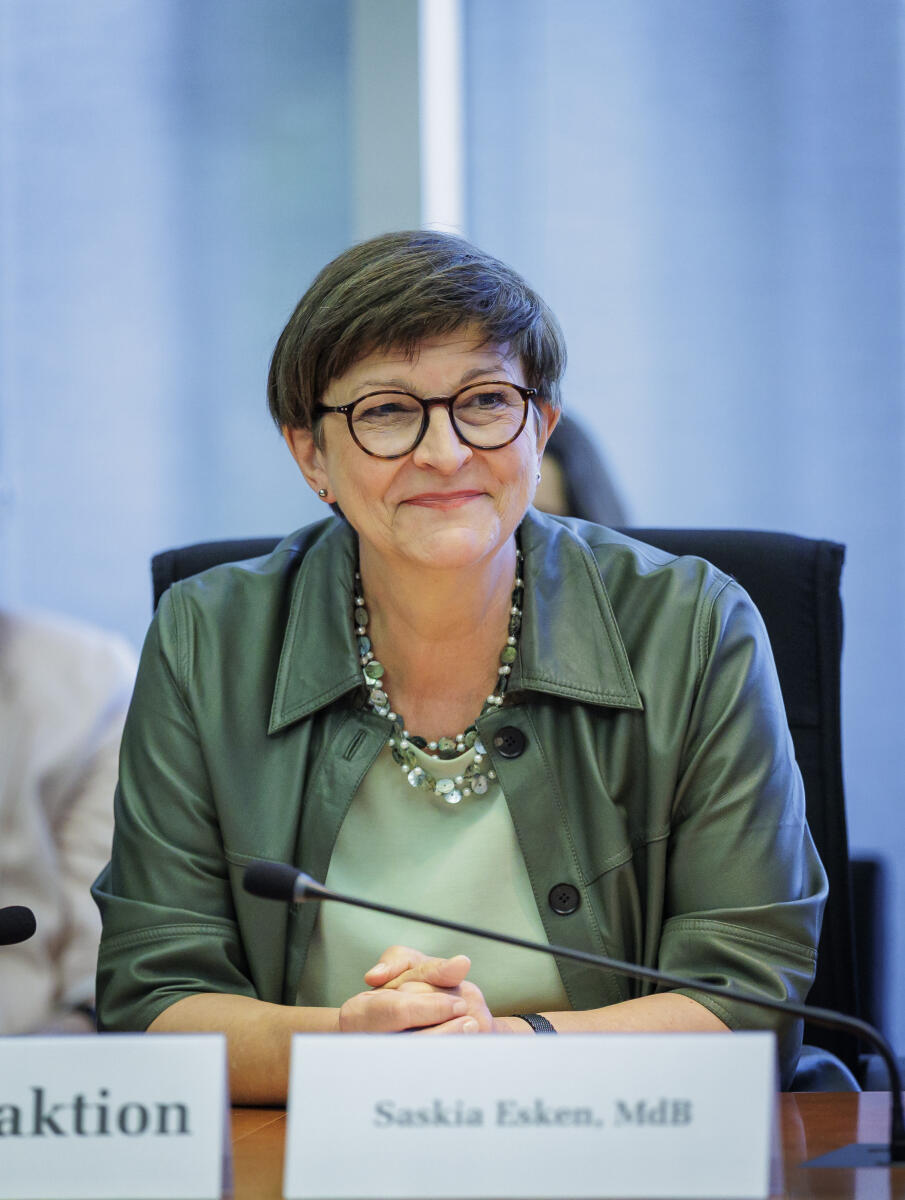 Konstituierende Sitzung: Ausschuss für Bildung, Familie, Senioren, Frauen und Jugend. Die Ausschussvorsitzende Saskia Esken, MdB, SPD. Esken, Saskia Konstituierende Sitzung: Ausschuss für Bildung, Familie, Senioren, Frauen und Jugend. Die Ausschussvorsitzende Saskia Esken, MdB, SPD.