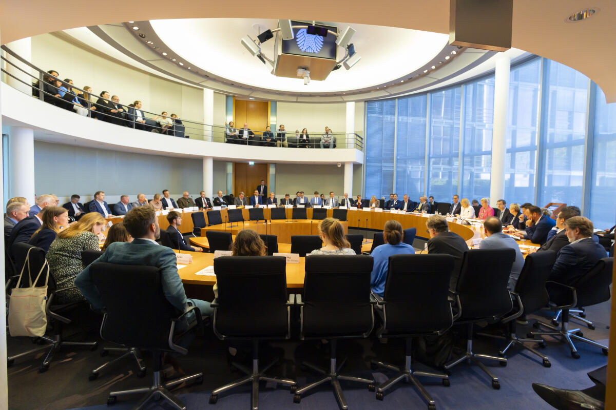 Konstituierende Sitzung des Finanzausschusses. Blick in den Ausschusssaal. Konstituierende Sitzung des Finanzausschusses. Blick in den Ausschusssaal.