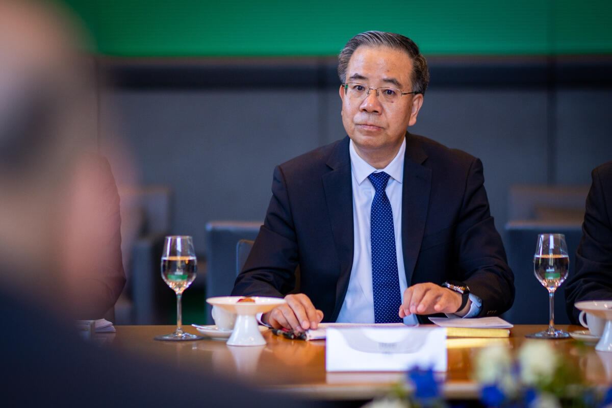Bundestagsvizepräsident Omid Nouripour, Bündnis '90/Die Grünen, MdB, empfängt eine Delegation der Haushaltskommission des Ständigen Ausschusses des Nationalen Volkskongresses der Volksrepublik China zu einem Gespräch in Berlin, 21.05.2025. Nouripour, Omid Bundestagsvizepräsident Omid Nouripour, Bündnis '90/Die Grünen, MdB, empfängt eine Delegation der Haushaltskommission des Ständigen Ausschusses des Nationalen Volkskongresses der Volksrepublik China zu einem Gespräch in Berlin, 21.05.2025.