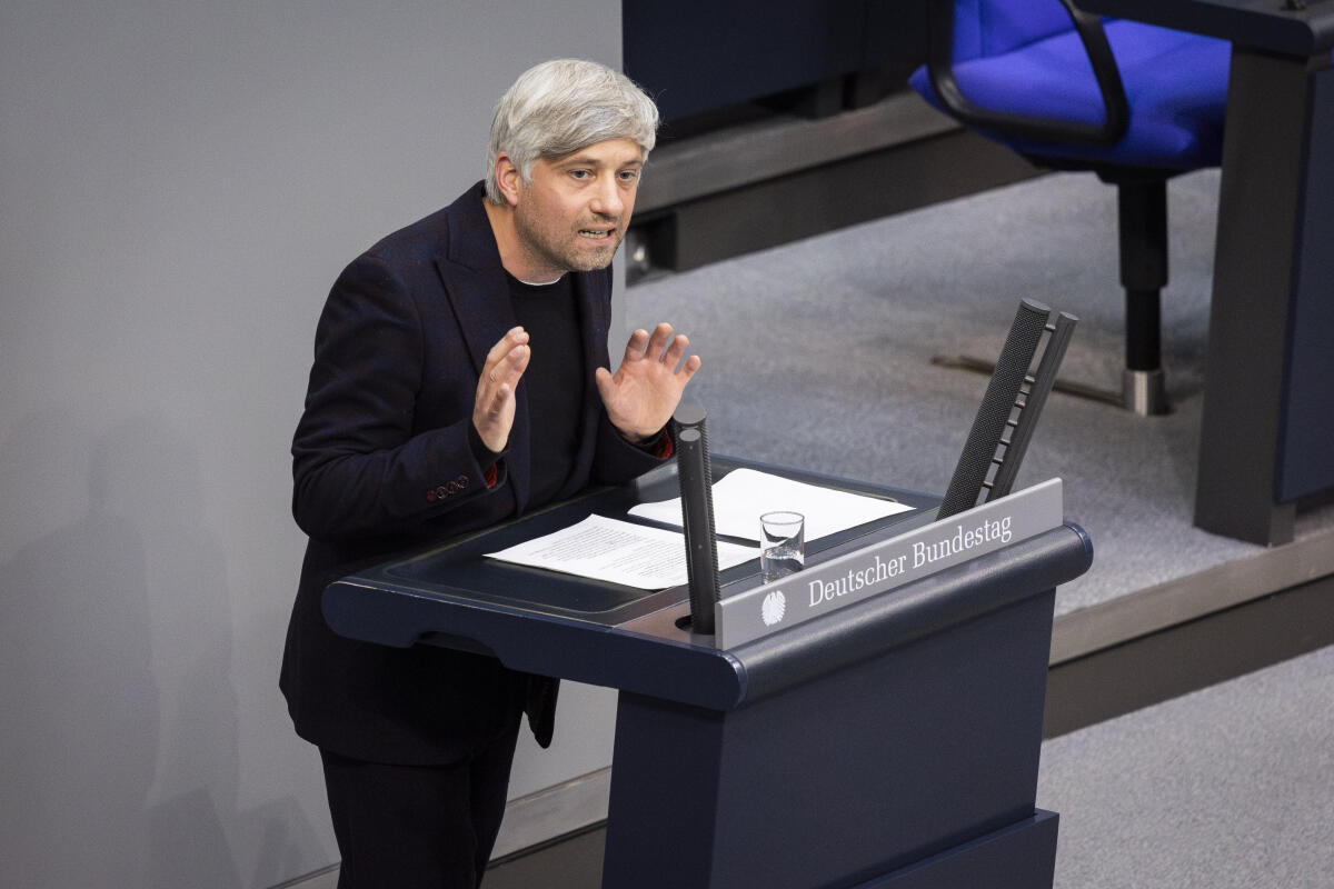David Schliesing, Die Linke, MdB, hält eine Rede zum TOP "Änderung des Kulturgutschutzgesetzes" im Plenum. in Berlin, 22.05.2025. Schliesing, David David Schliesing, Die Linke, MdB, hält eine Rede zum TOP "Änderung des Kulturgutschutzgesetzes" im Plenum. in Berlin, 22.05.2025.