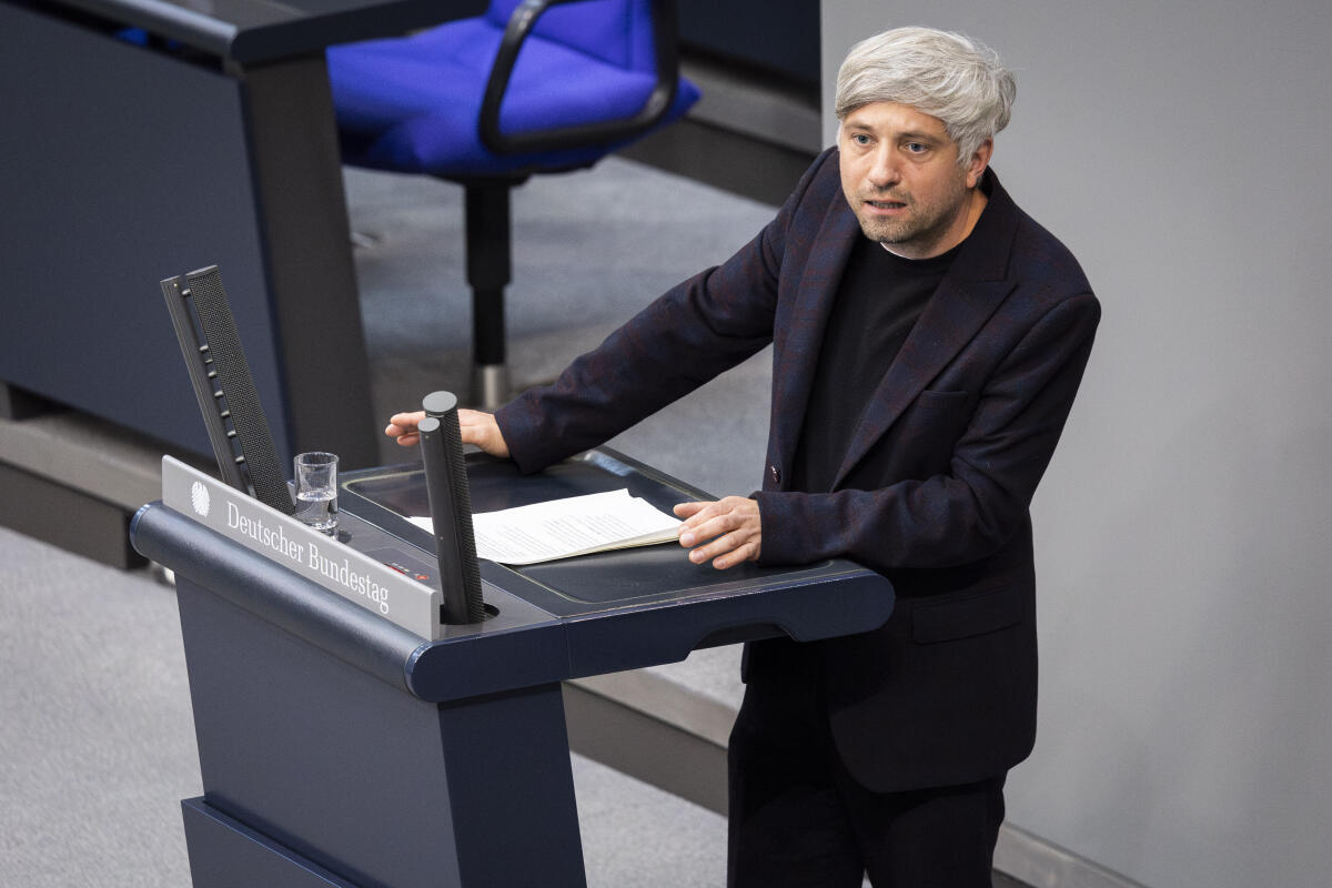 David Schliesing, Die Linke, MdB, hält eine Rede zum TOP "Änderung des Kulturgutschutzgesetzes" im Plenum. in Berlin, 22.05.2025. Schliesing, David David Schliesing, Die Linke, MdB, hält eine Rede zum TOP "Änderung des Kulturgutschutzgesetzes" im Plenum. in Berlin, 22.05.2025.