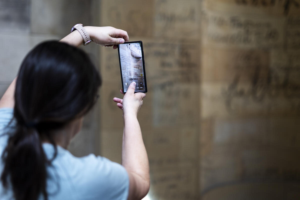 Jugendworkshop mit Schülerinnen und Schülern im Reichstagsgebäude in Berlin, 29.04.2025. Die erhaltenen Graffiti im Reichstag sind Zeitdokumente der Befreiung Deutschlands vom Nationalsozialismus. Jugendworkshop mit Schülerinnen und Schülern im Reichstagsgebäude in Berlin, 29.04.2025. Die erhaltenen Graffiti im Reichstag sind Zeitdokumente der Befreiung Deutschlands vom Nationalsozialismus.