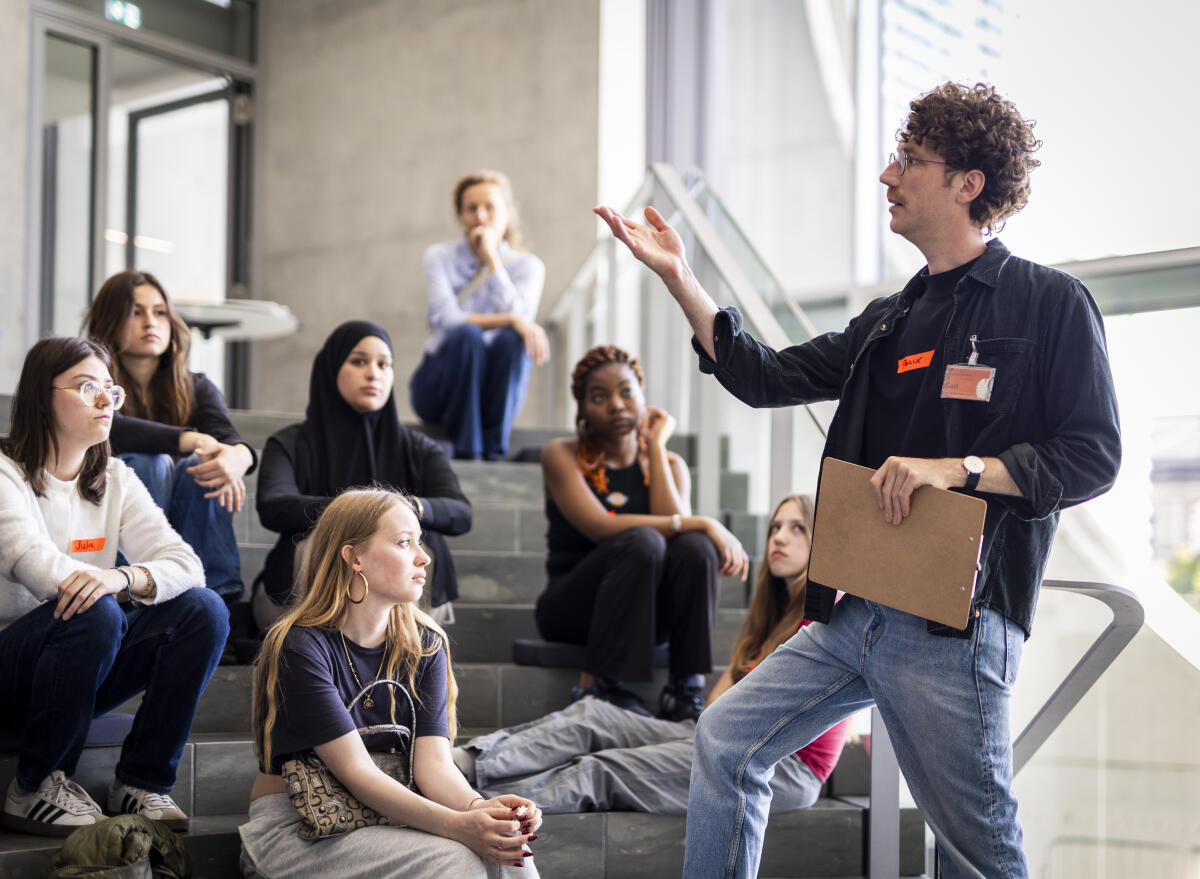 Jugendworkshop mit Schülerinnen und Schülern im Reichstagsgebäude in Berlin, 29.04.2025. Die Schülerinnen und Schüler tauschen sich unter der Leitung des Geschichtspädagogen Felix Hampel über ihre Kenntnisse und Ansichten zu den historischen Graffiti aus. Jugendworkshop mit Schülerinnen und Schülern im Reichstagsgebäude in Berlin, 29.04.2025. Die Schülerinnen und Schüler tauschen sich unter der Leitung des Geschichtspädagogen Felix Hampel über ihre Kenntnisse und Ansichten zu den historischen Graffiti aus.