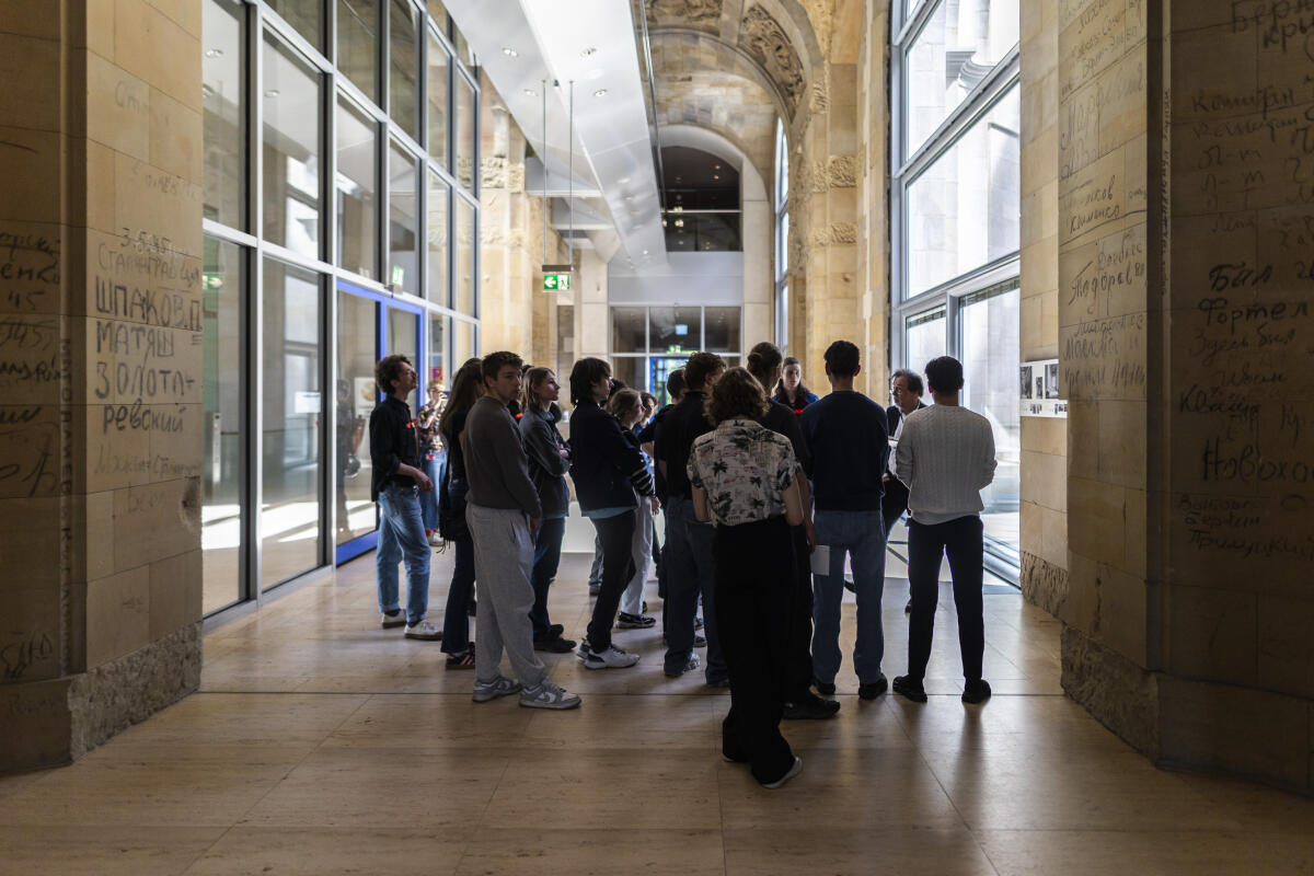 Jugendworkshop mit Schülerinnen und Schülern im Reichstagsgebäude in Berlin, 29.04.2025. 1945 hinterließen sowjetische Soldaten Inschriften an den Wänden des Reichstags. Diese Graffiti kann man heute noch im Bundestag bestaunen. Jugendworkshop mit Schülerinnen und Schülern im Reichstagsgebäude in Berlin, 29.04.2025. 1945 hinterließen sowjetische Soldaten Inschriften an den Wänden des Reichstags. Diese Graffiti kann man heute noch im Bundestag bestaunen.
