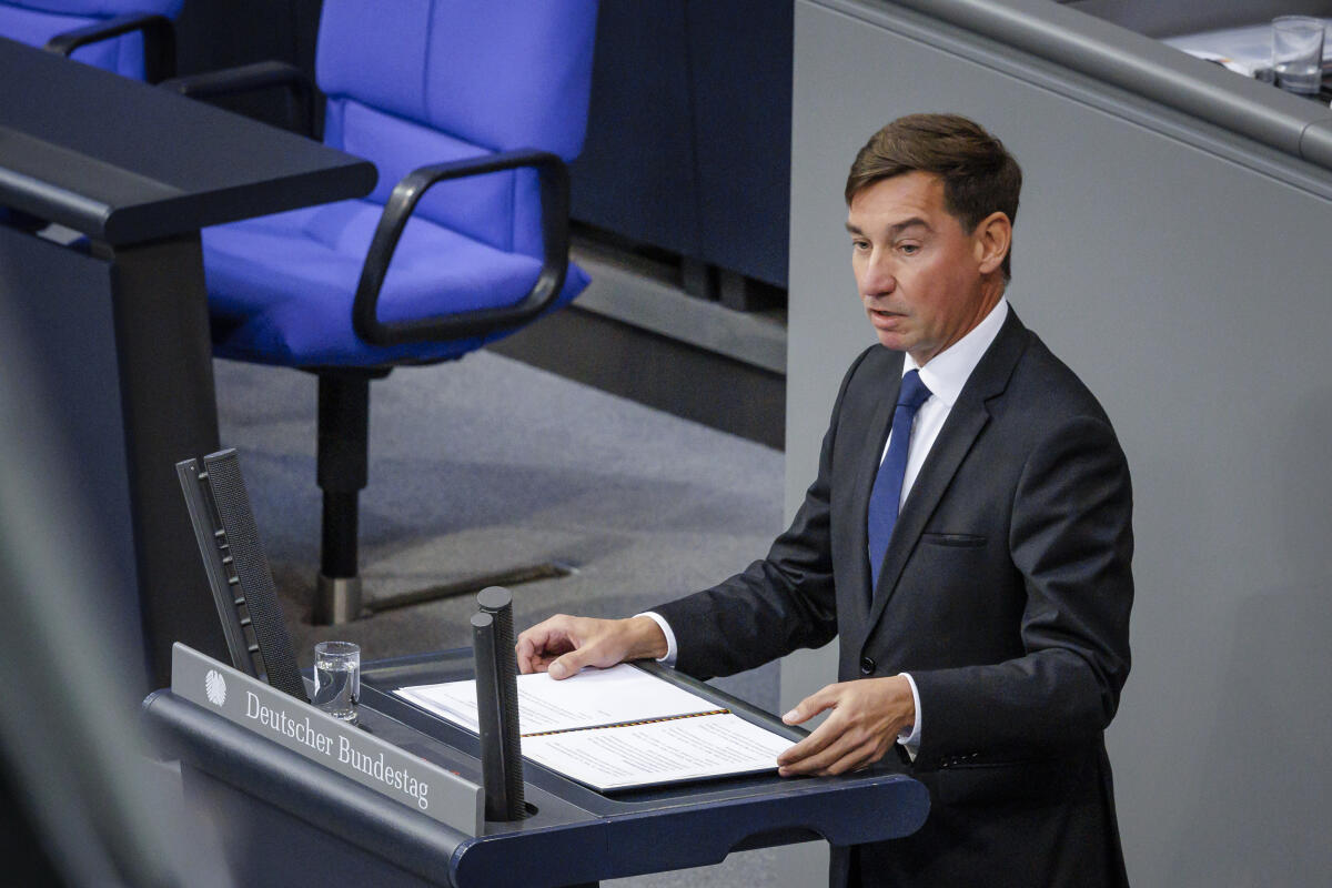 Sebastian Hartmann, Parlamentarischer Staatssekretär im Bundesministerium der Verteidigung, hält eine Rede zum TOP "Kosovo-Einsatz der Bundeswehr" im Plenum. Berlin, 23.05.2025. Hartmann, Sebastian Sebastian Hartmann, Parlamentarischer Staatssekretär im Bundesministerium der Verteidigung, hält eine Rede zum TOP "Kosovo-Einsatz der Bundeswehr" im Plenum. Berlin, 23.05.2025.