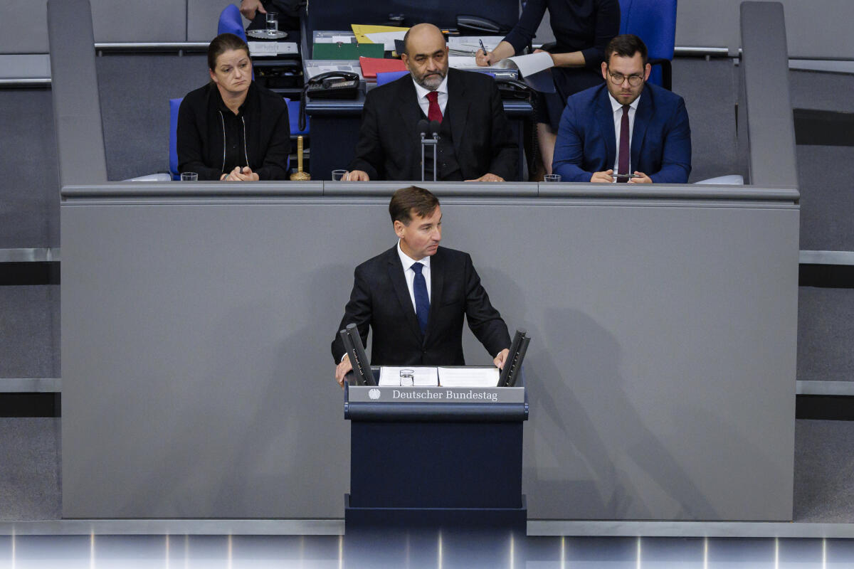 Sebastian Hartmann, Parlamentarischer Staatssekretär im Bundesministerium der Verteidigung, hält eine Rede zum TOP "Kosovo-Einsatz der Bundeswehr" im Plenum. Berlin, 23.05.2025. Hartmann, Sebastian Sebastian Hartmann, Parlamentarischer Staatssekretär im Bundesministerium der Verteidigung, hält eine Rede zum TOP "Kosovo-Einsatz der Bundeswehr" im Plenum. Berlin, 23.05.2025.