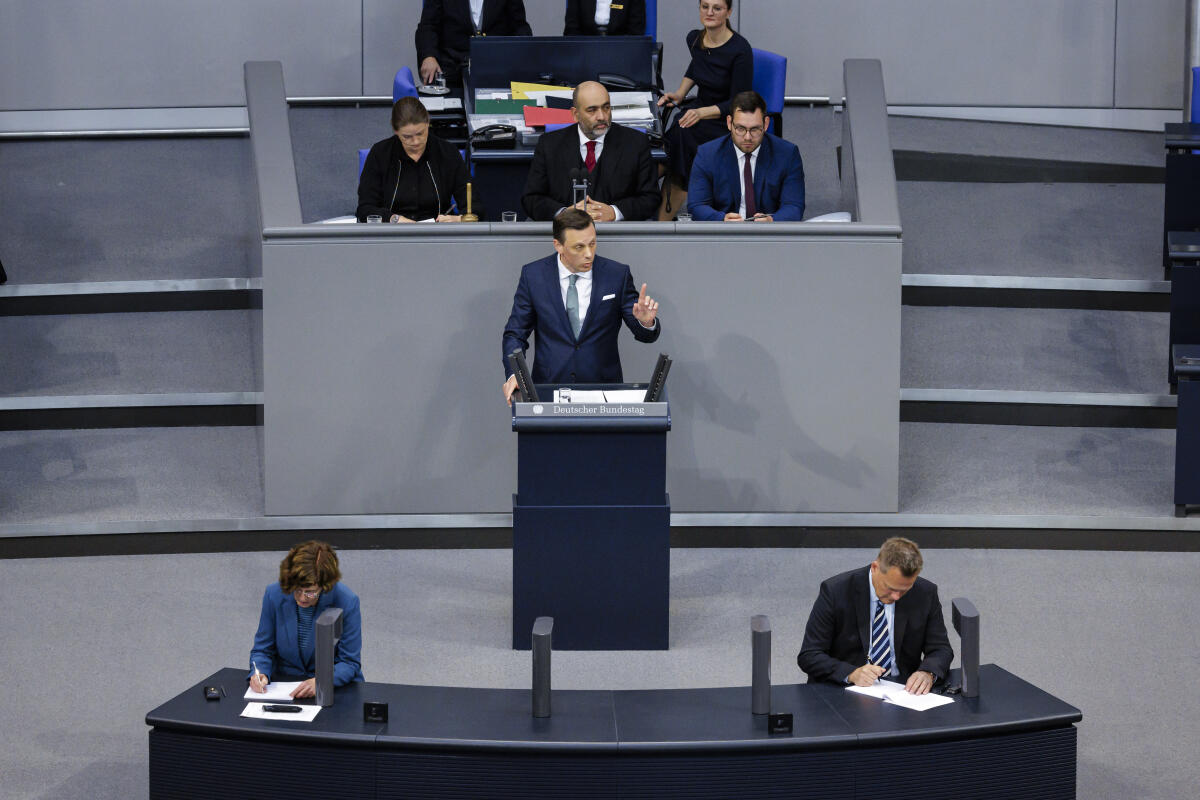 Christian Douglas, MdB, AfD-Fraktion, hält eine Rede zum zum TOP "Kohlenstoffdioxid-Bepreisung / Kein Heizungsgesetz durch die Hintertür". Berlin, 23.05.2025. Douglas, Christian Christian Douglas, MdB, AfD-Fraktion, hält eine Rede zum zum TOP "Kohlenstoffdioxid-Bepreisung / Kein Heizungsgesetz durch die Hintertür". Berlin, 23.05.2025.