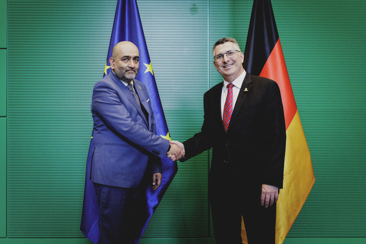 Nouripour, Omid Bundestagsvizepräsidentin Omid Nouripour (l), Bündnis 90/Die Grünen, MdB, empfängt den israelischen Außenminister Gideon Sa'ar (r) zu einem Gespräch. Hier vor den Flaggen während des Bildtermins vor Beginn des Gespräches.