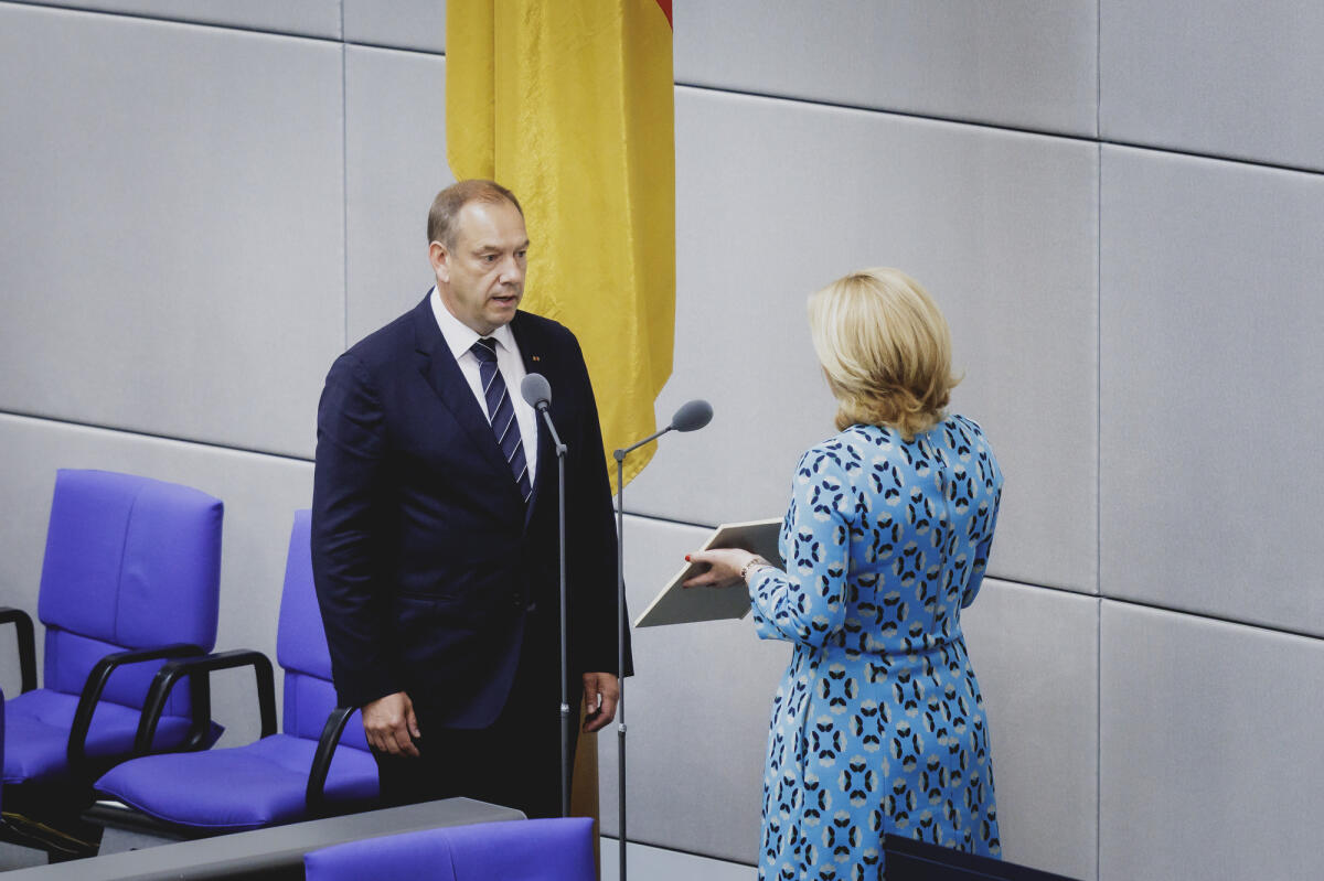 Henning Otte (l), CDU/CSU, MdB, bei der Eidesleistung zum neuen Wehrbeauftragten des Deutschen Bundestages durch Bundestagspräsidentin Julia Klöckner (r), CDU/CSU, MdB. Otte, Henning; Klöckner, Julia Henning Otte (l), CDU/CSU, MdB, bei der Eidesleistung zum neuen Wehrbeauftragten des Deutschen Bundestages durch Bundestagspräsidentin Julia Klöckner (r), CDU/CSU, MdB.