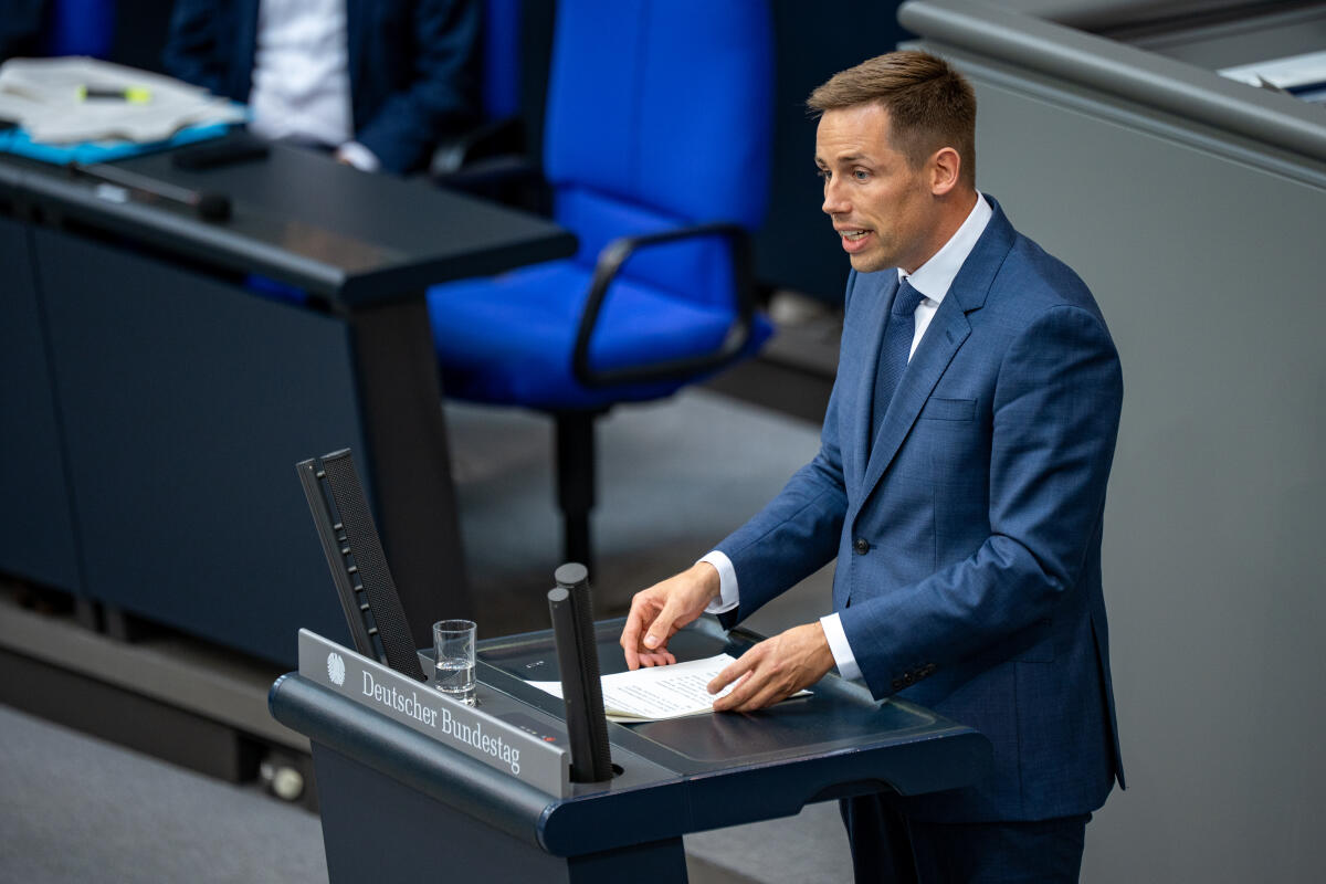 Florian Oest, CDU/CSU, MdB, hält eine Rede zu TOP 10 "Europarecht - Zurückweisungen an den Binnengrenzen" Oest, Florian Florian Oest, CDU/CSU, MdB, hält eine Rede zu TOP 10 "Europarecht - Zurückweisungen an den Binnengrenzen"